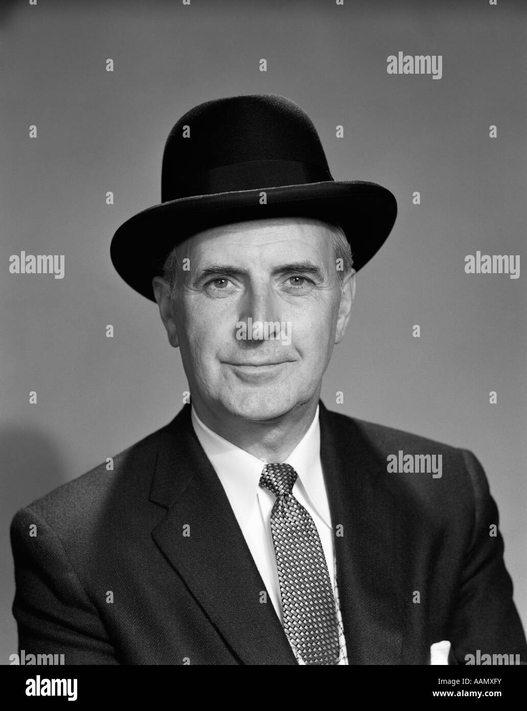 Uomo con cappello nero Foto e Immagini Stock in Bianco e Nero - Alamy