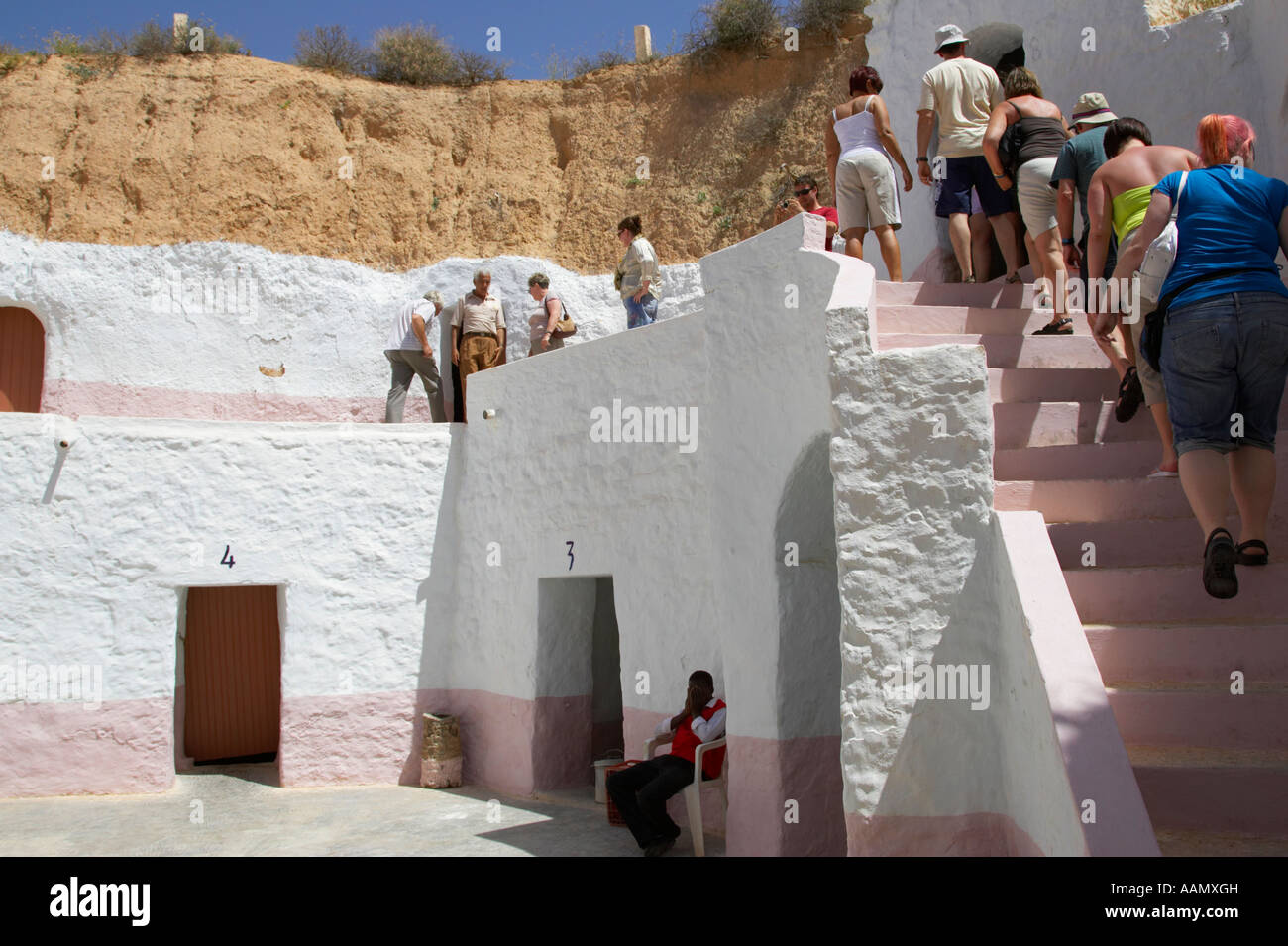 Turisti visitano le camere del Sidi Driss Hotel underground a Matmata Tunisia scena del film Guerre Stellari Foto Stock