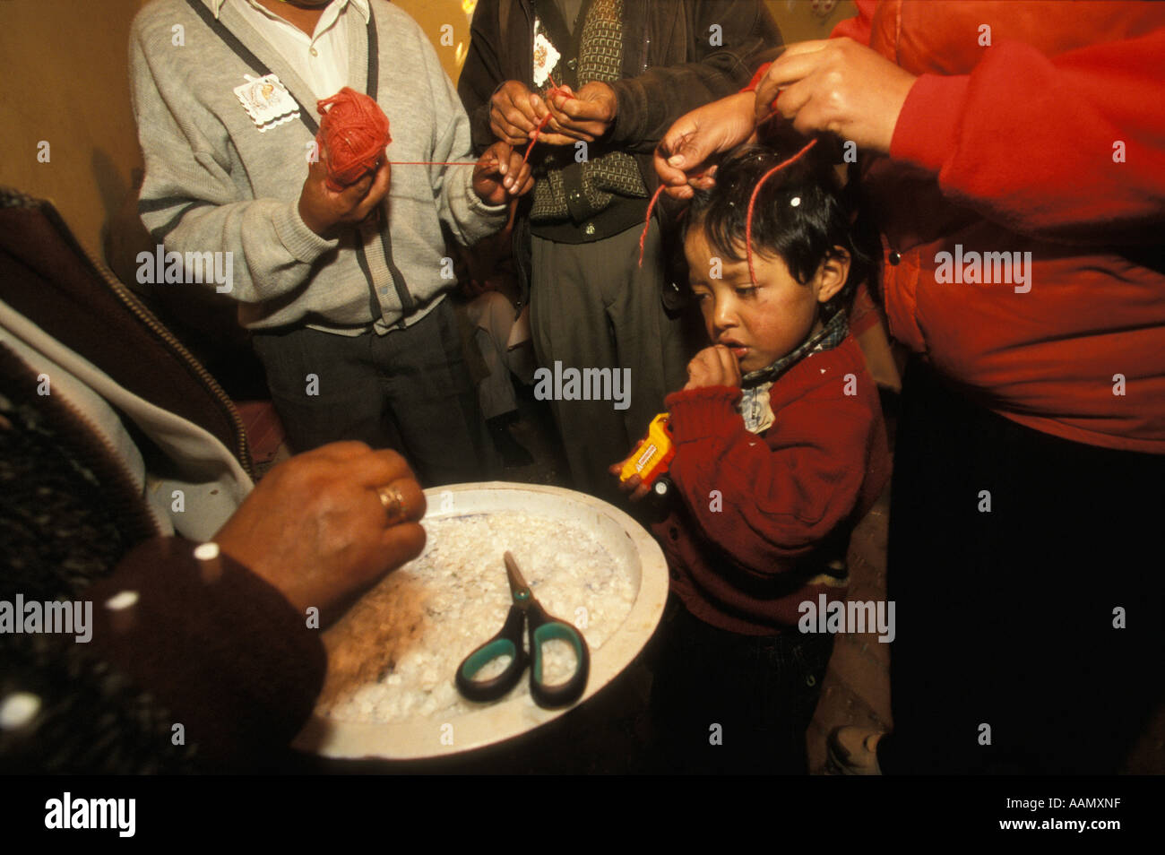 Un ragazzo riceve il suo primo taglio di capelli un importante rituale del  boliviano ciclo di vita Oruro Bolivia Foto stock - Alamy