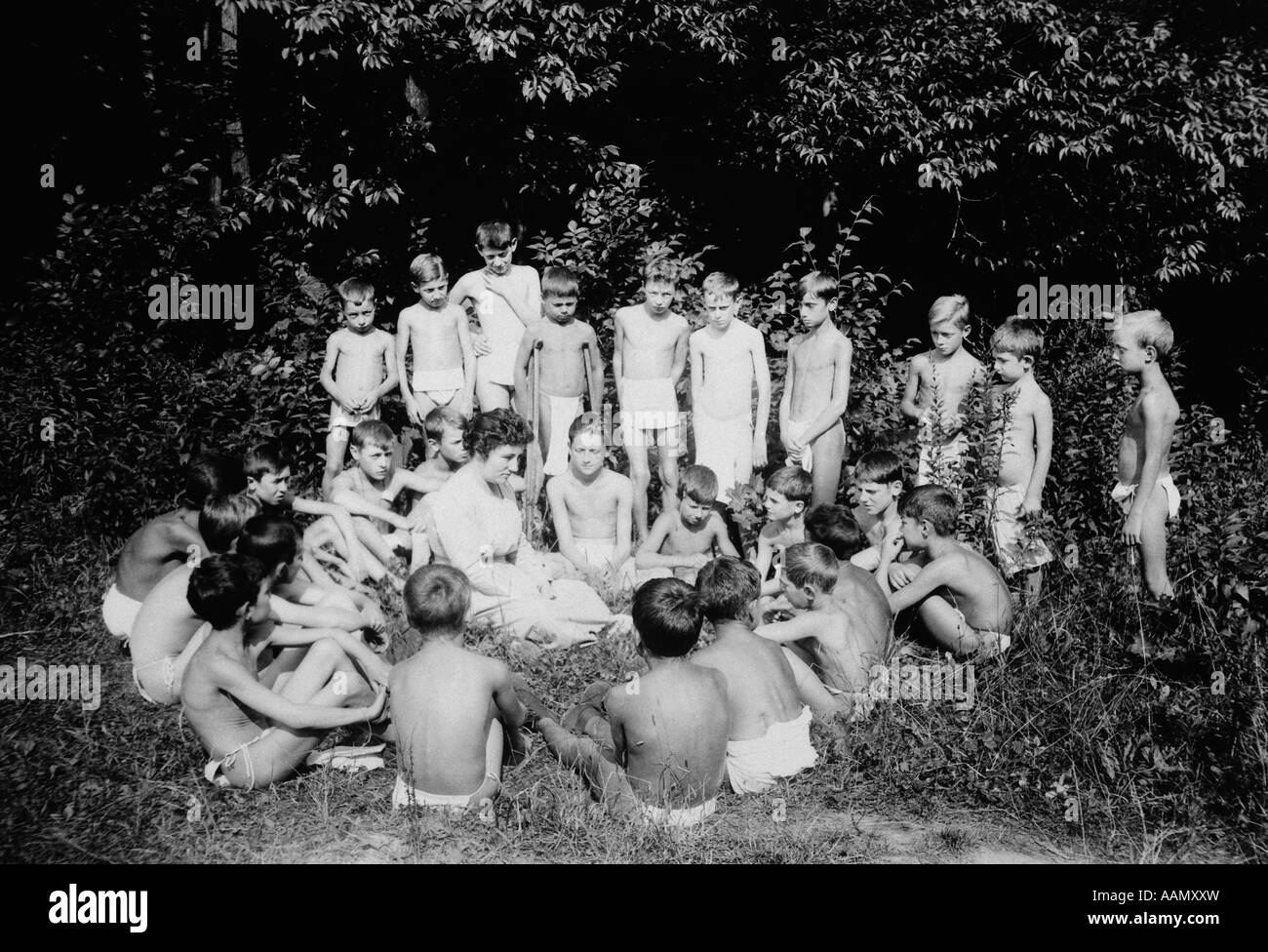 1920s 1930 PERRYSBURG NY SANATORIO GRUPPO DI BAMBINI TUBERCOLARE prendendo il sole e ARIA APERTA LA CURA DELLA TUBERCOLOSI Foto Stock