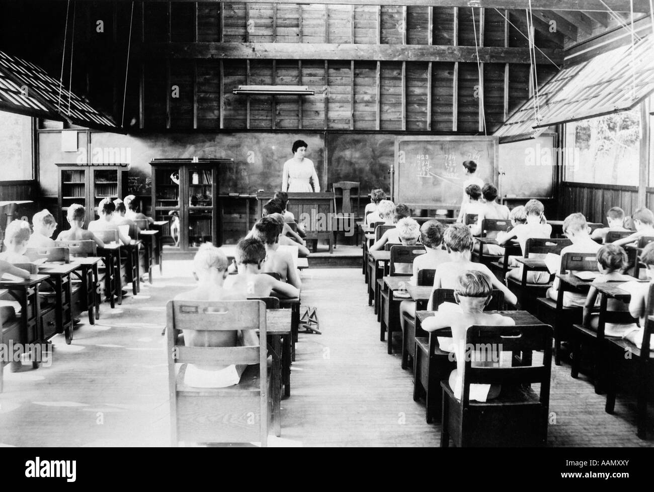 1920s PERRYSBURG SANATORIO PER BAMBINI TUBERCOLARE strappato alla cintola indossando poco studiando Classroom Foto Stock