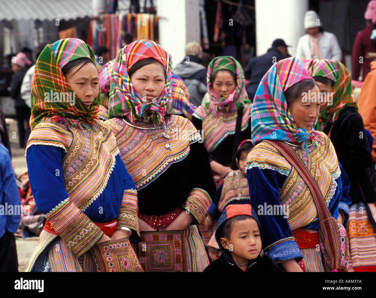 Fiore Hmong minoranze etniche donne al mercato, Bac ha, Alpi tonkinesi, Vietnam del Nord Foto Stock