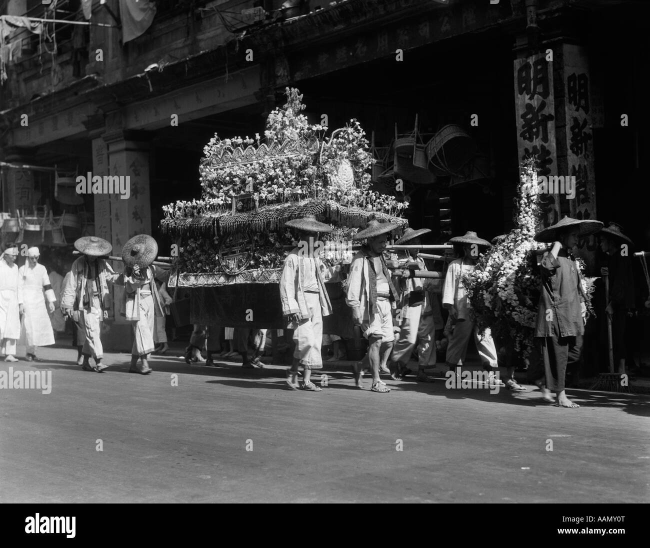 1930s cinese cortei funebri PALANQUIN BIER bara galleggiante SFILATA DI RITO CERIMONIA DI HONG KONG CINA Foto Stock