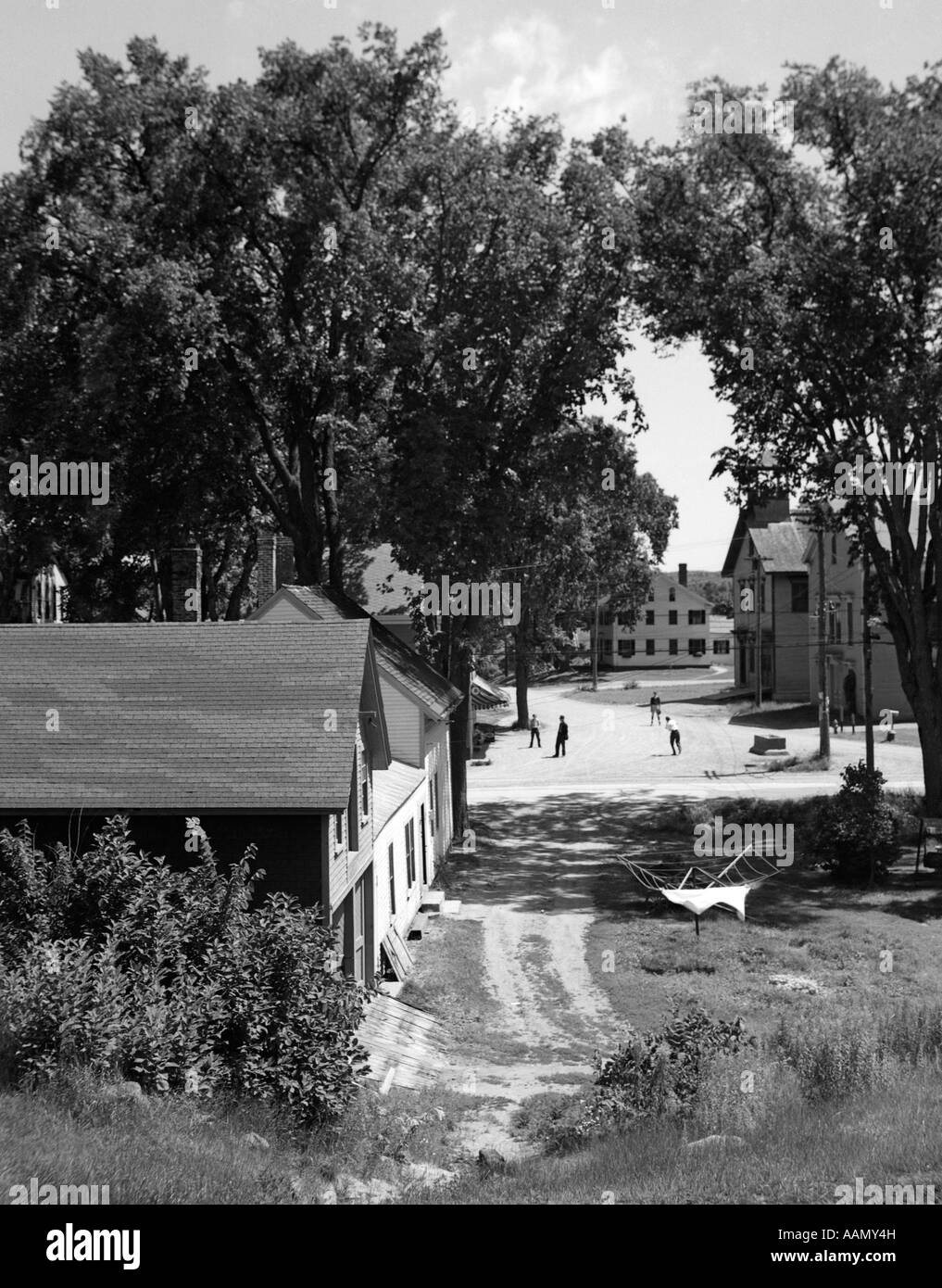 1930s VISTA DELLA PICCOLA CITTÀ DEL NEW ENGLAND Città piccola scena estiva tranquillo villaggio VEAZIE VICINO A BANGOR MAINE USA Foto Stock