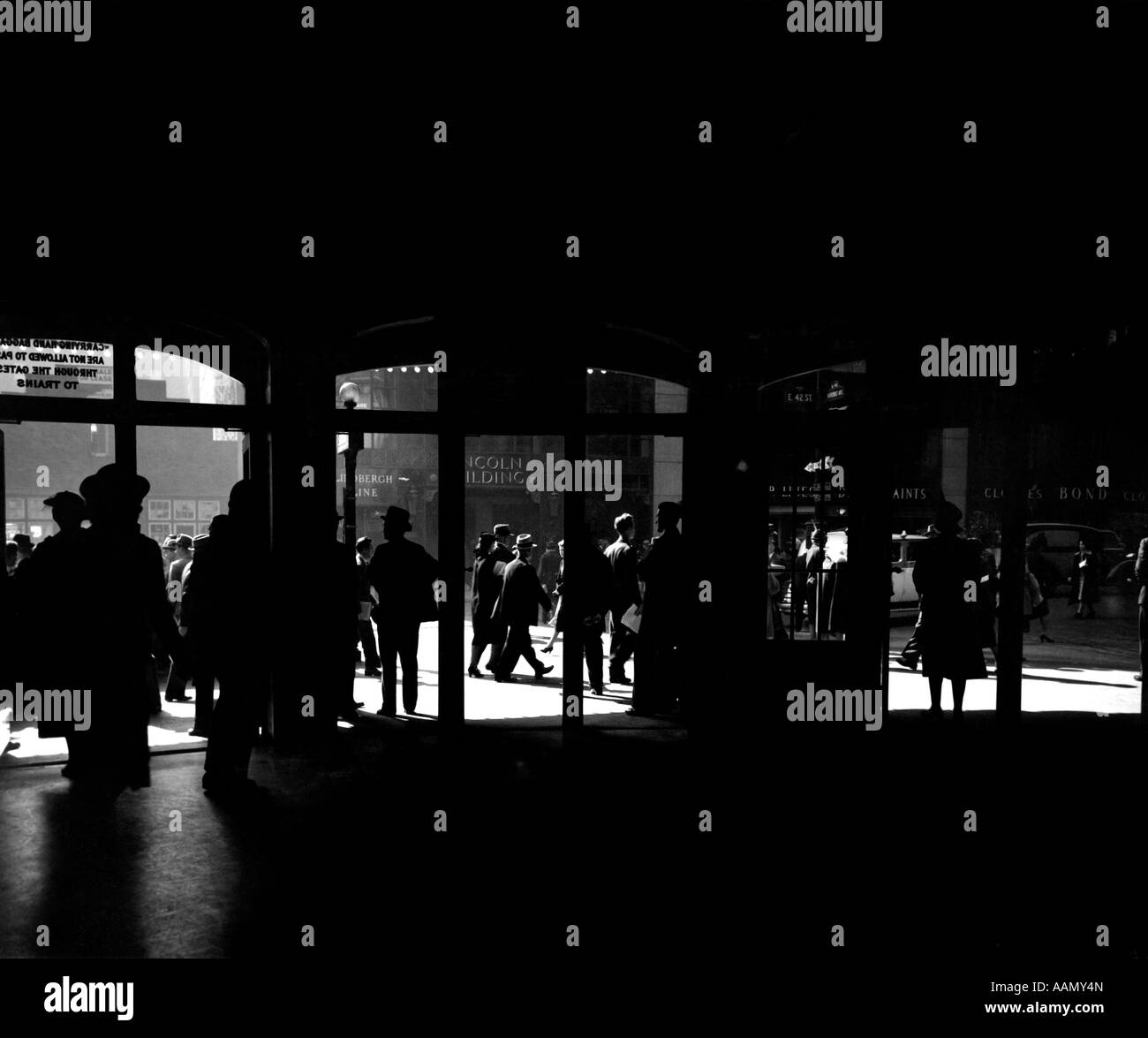 1930s stagliano pedoni e traffico AL DI FUORI DELLE PORTE DELLA GRAND CENTRAL STATION MANHATTAN NEW YORK Foto Stock