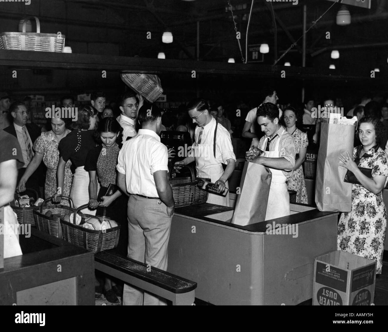 1930s 1939 acquista i registri di cassa supermercato TRENTON NJ ai clienti di portare cibo e generi alimentari Foto Stock