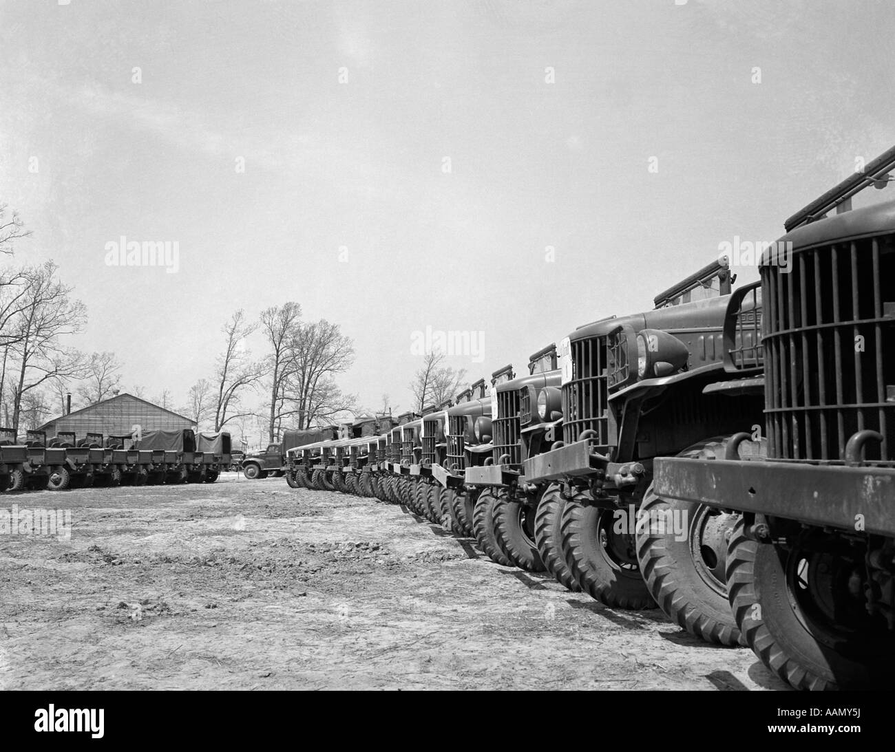 1940 19 aprile 1941 allineamento righe Riga Dodge camion dell'ESERCITO FORT DIX NJ Foto Stock