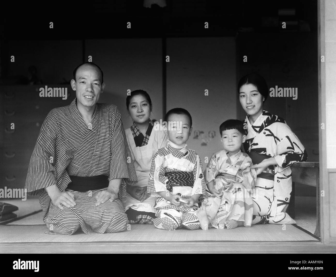 1930s tipica famiglia giapponese di 4 con cameriera servo a casa Ritratto kimono tradizionale costume nativo Giappone Foto Stock