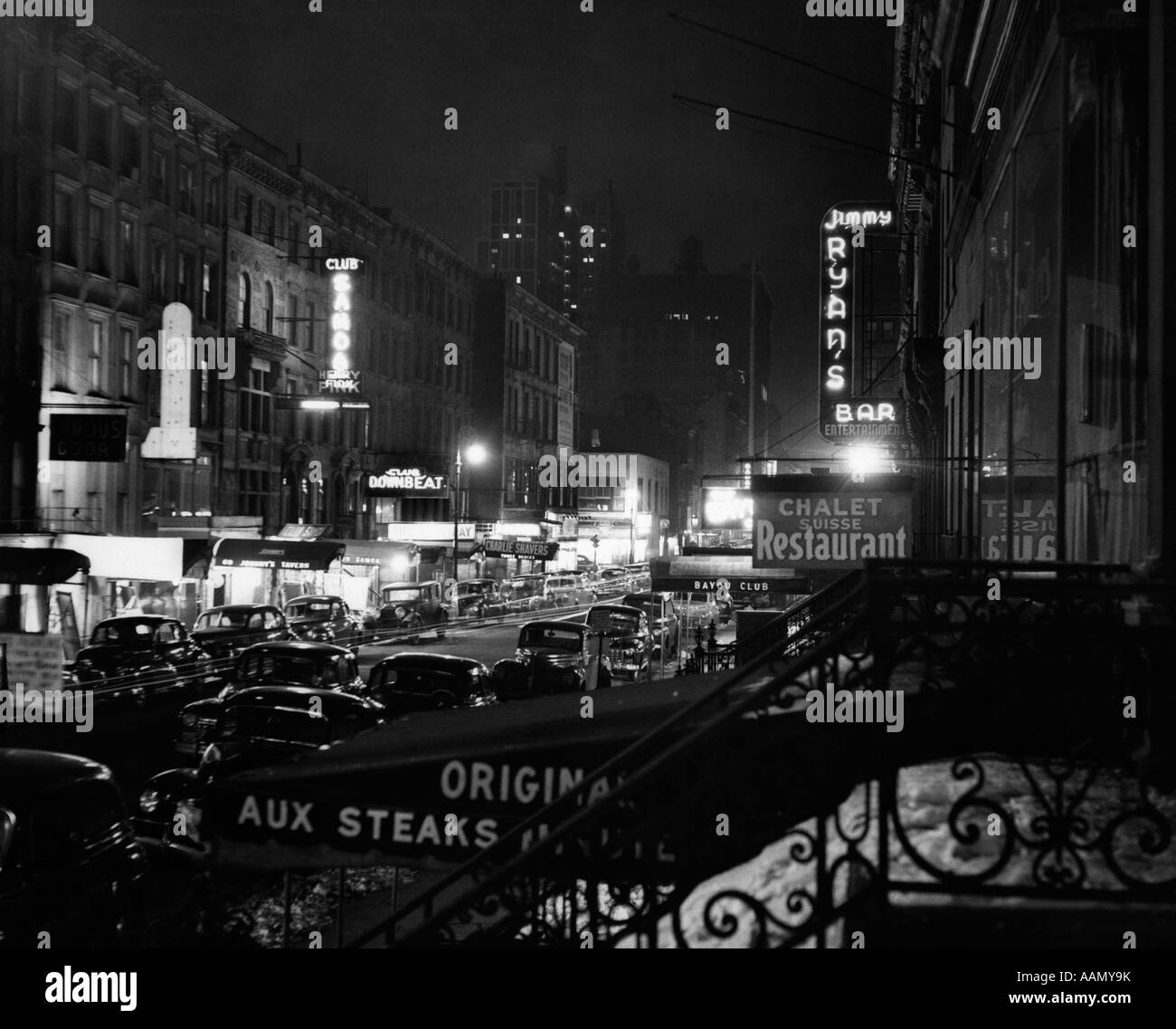 1940s NOTTE SCENA DI STRADA DI NEW YORK CITY West 52nd street lights da numerose discoteche e locali notturni Foto Stock