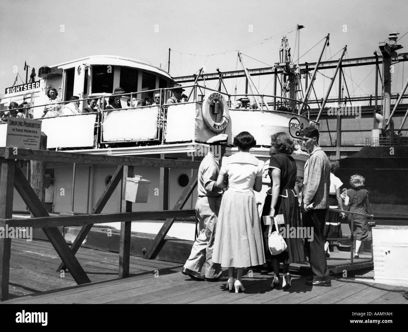 Anni Cinquanta prendendo i biglietti turistici COME ANDARE A BORDO DI CIRCLE LINE BOAT Escursione crociera intorno all'isola di Manhattan A NEW YORK CITY USA Foto Stock
