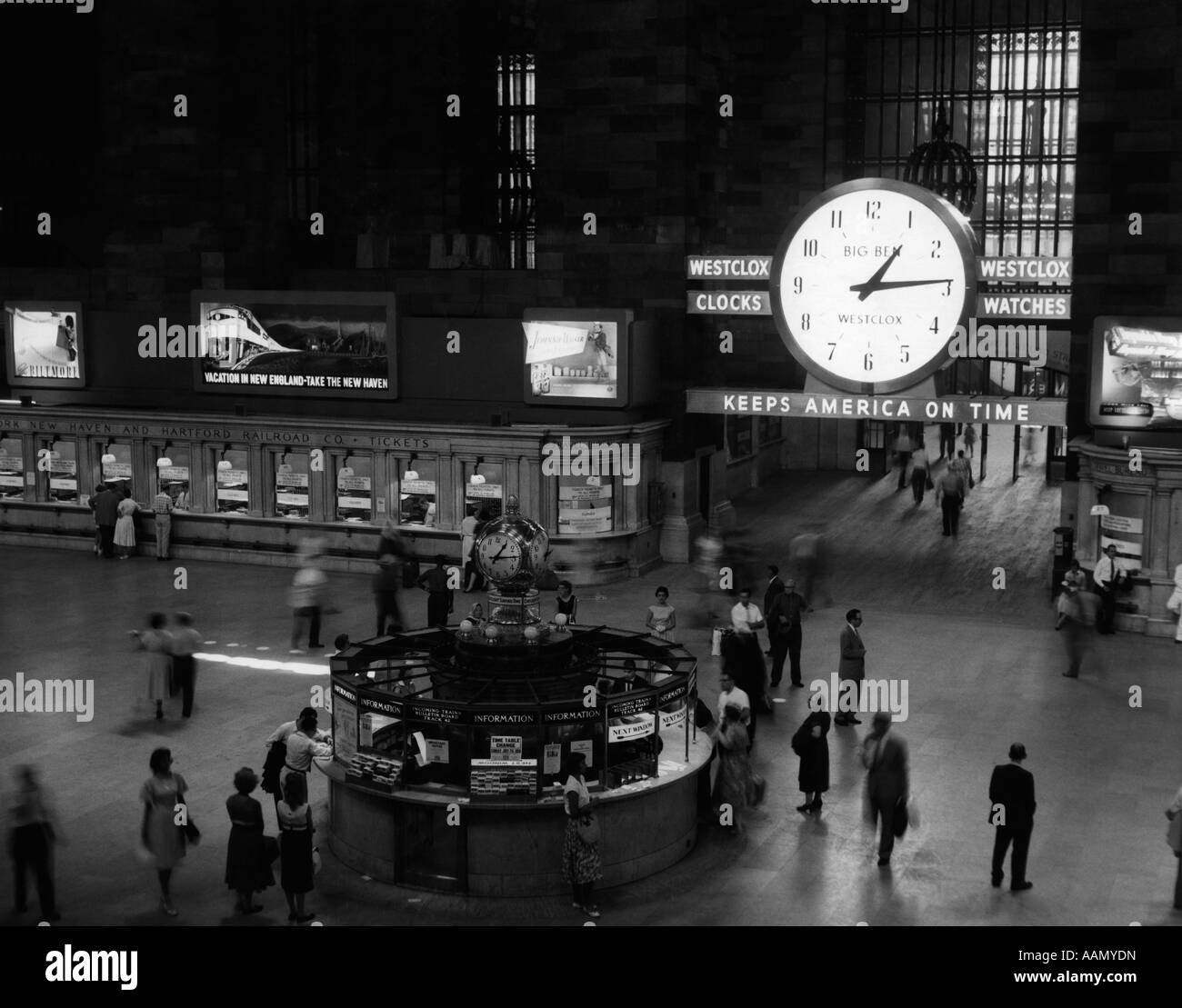 1950s 1959 GRAND CENTRAL PASSEGGERO STAZIONE FERROVIARIA sala principale stand informazioni e biglietto del treno WINDOWS NEW YORK NY USA Foto Stock