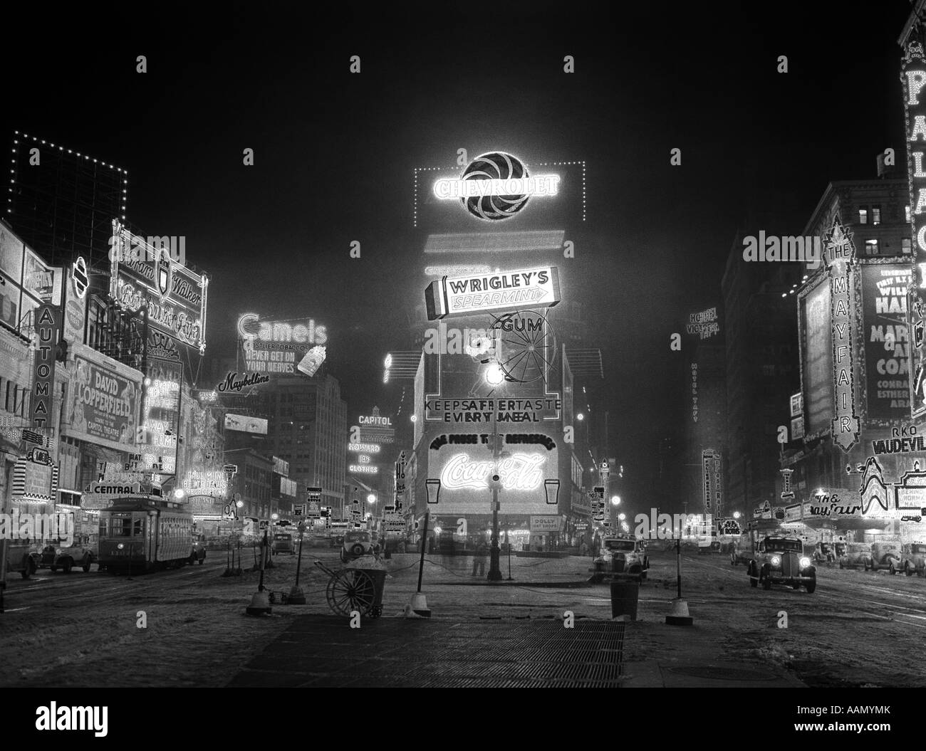 1935 NEW YORK TIMES SQUARE illuminata anche di notte BROADWAY la grande strada bianca Foto Stock