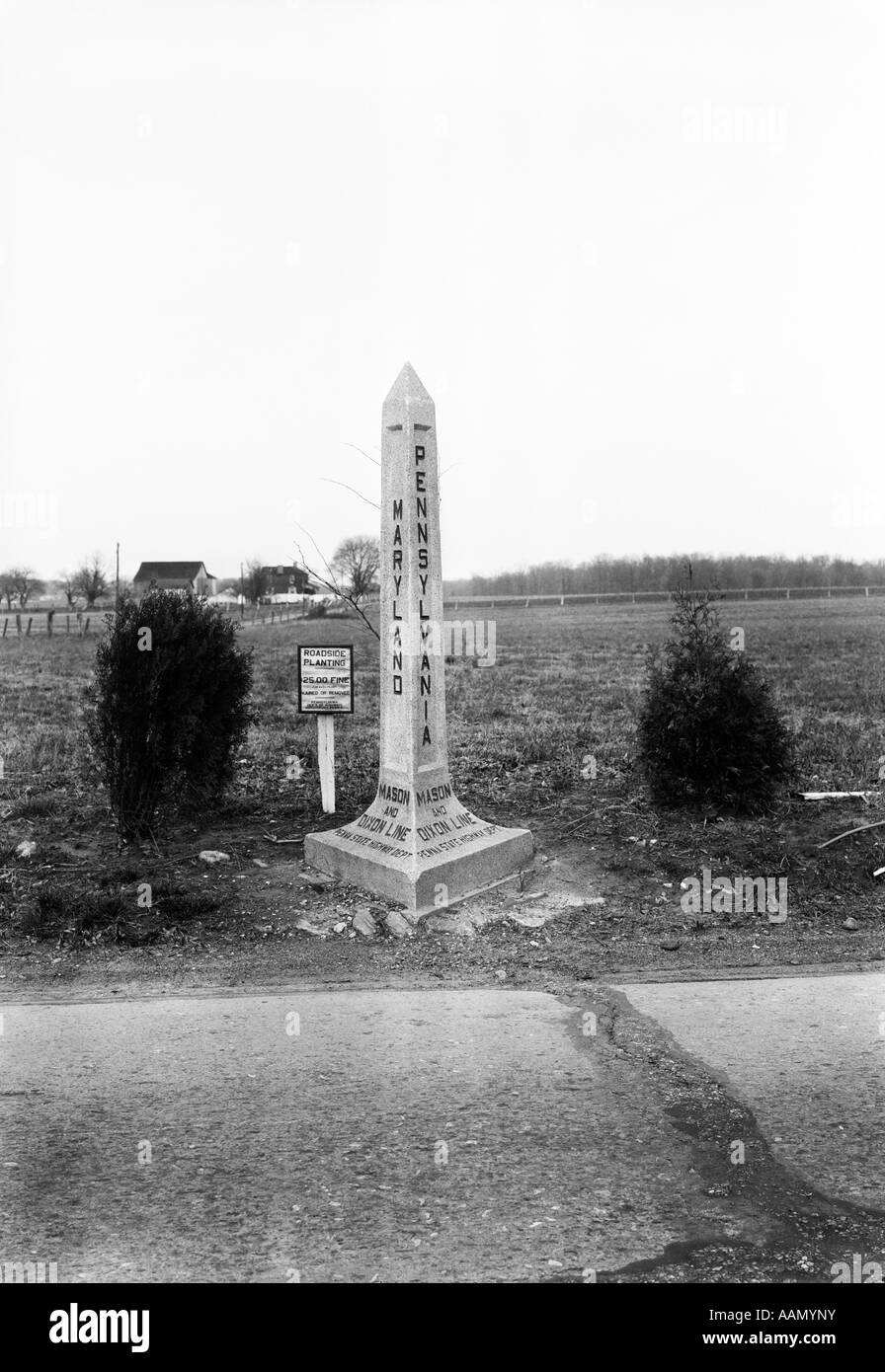 1920s 1930 strada segno marcatore obelisco PENNSYLVANIA MARYLAND MARCATURA DI CONFINE LA MASON DIXON LINE Foto Stock