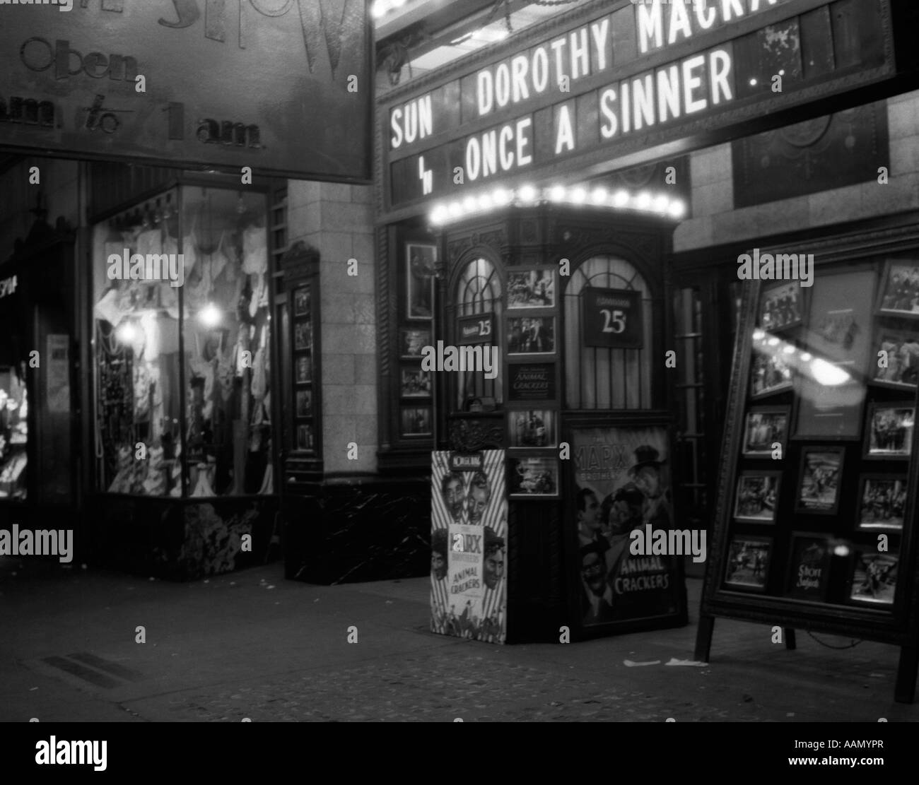 1930s NEW YORK CITY 8TH AVENUE 58TH STREET QUARTIERE MOVIE HOUSE IL COLUMBUS MARX BROTHERS MARQUEE Ticket Booth Foto Stock