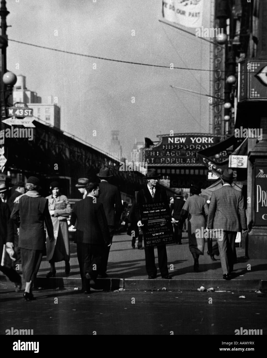 1930s depressione ERA MARCIAPIEDI NYC uomo indossa SCHEDA SANDWICH ANNUNCIO PER ADATTARE CORNER 43RD STREET 6TH AVE di NY HIPPODROME Foto Stock