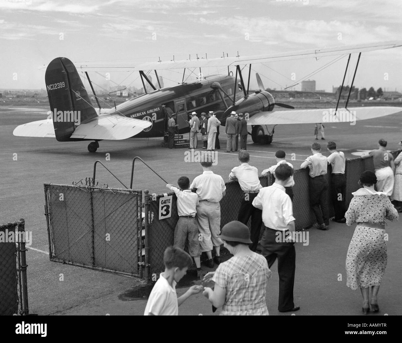 1930s IMBARCO PASSEGGERI AMERICAN AIRLINES CONDOR velivolo biplano per volo commerciale da NEWARK NEW JERSEY USA AIRPORT Foto Stock