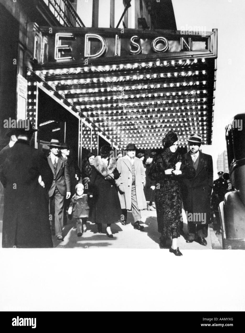 1930 pedoni DI FRONTE ALL'HOTEL EDISON MARQUEE NEW YORK CITY Theatre District MANHATTAN WEST 47TH STREET Foto Stock