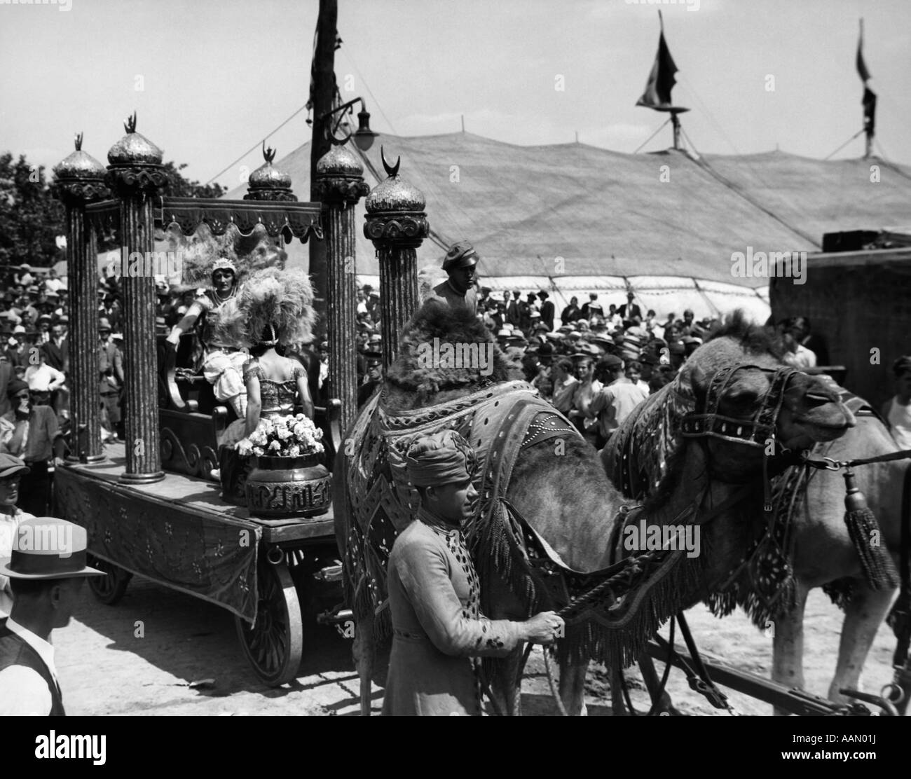 Anni Venti anni trenta cammelli tirando CIRCUS PARADE GALLEGGIANTE PASSATO FOLLA E BIG TOP TENDA Foto Stock