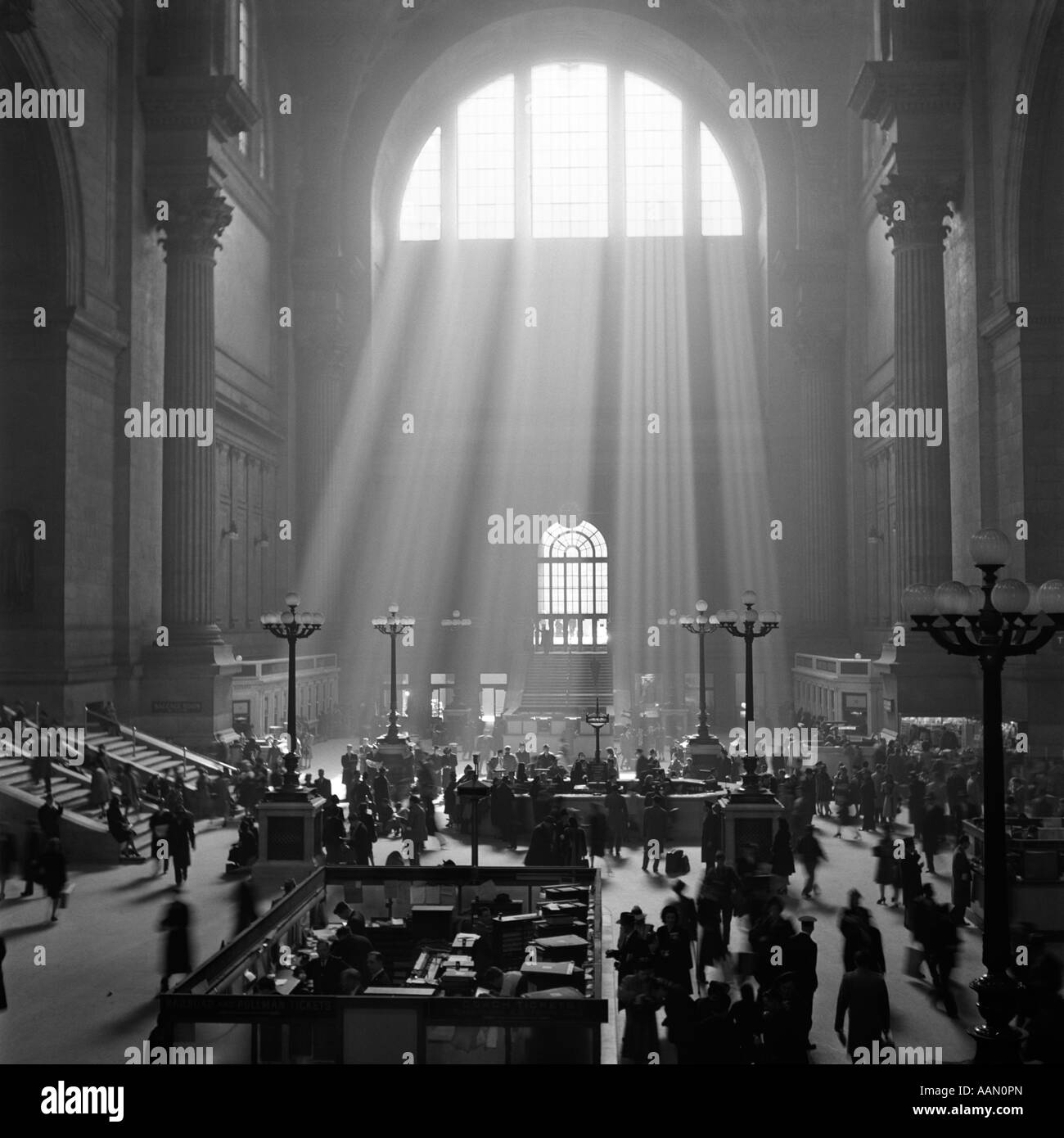 1930s 1940s interno stazione PENNSYLVANIA NEW YORK CITY CON RAGGI DI SOLE lo streaming in una finestra Foto Stock