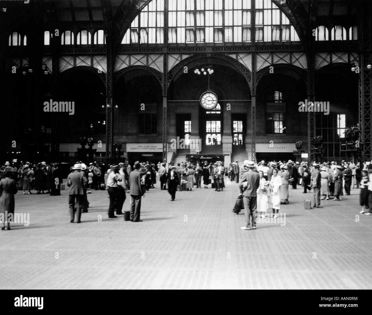 1930 Pennsylvania Stazione Penn di NEW YORK CITY STAZIONE FERROVIARIA persone passeggeri del trasporto di viaggiatori Foto Stock
