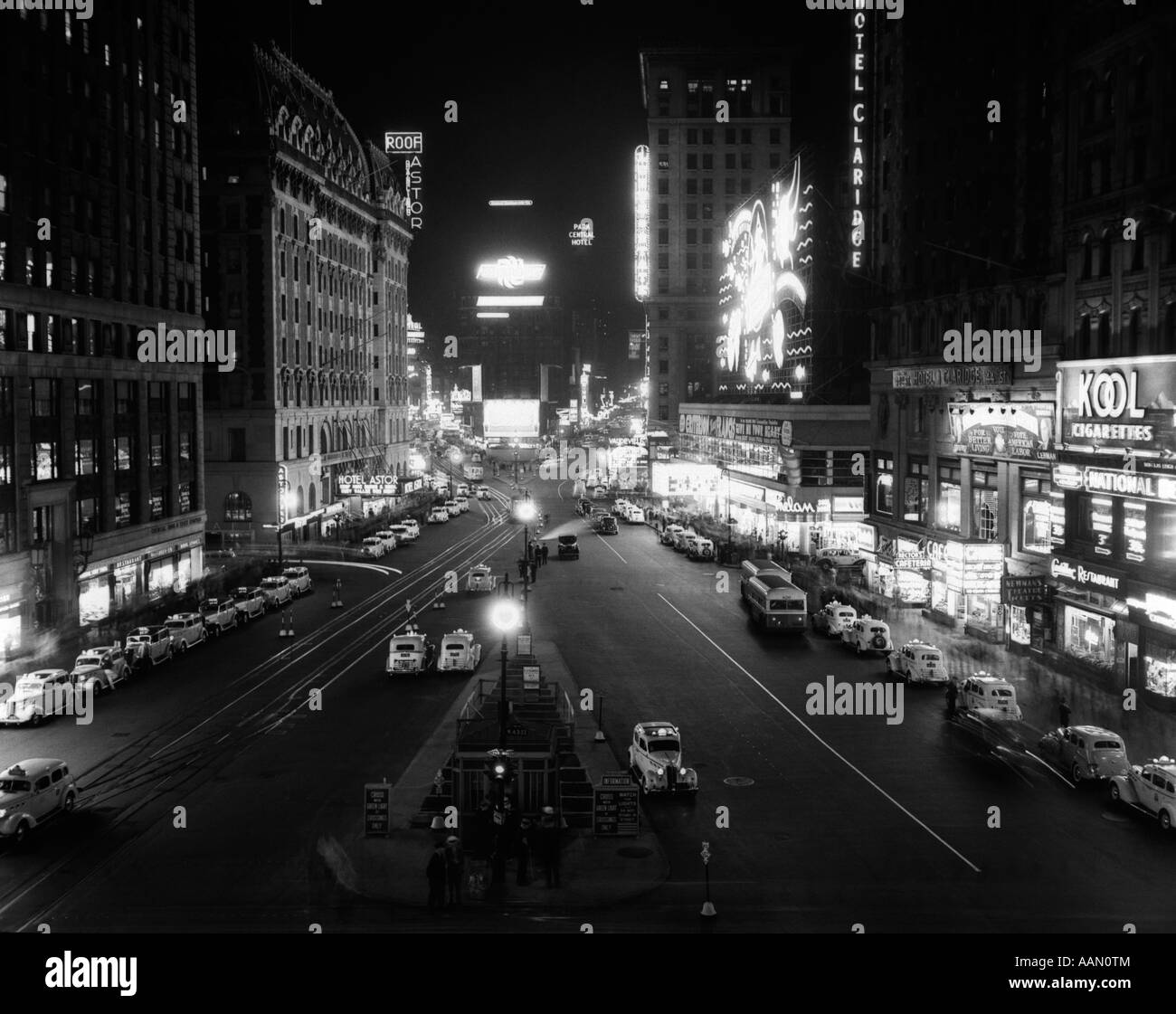 1930s overhead di TIMES SQUARE illuminata di notte con vetture di cordoli di rivestimento Foto Stock