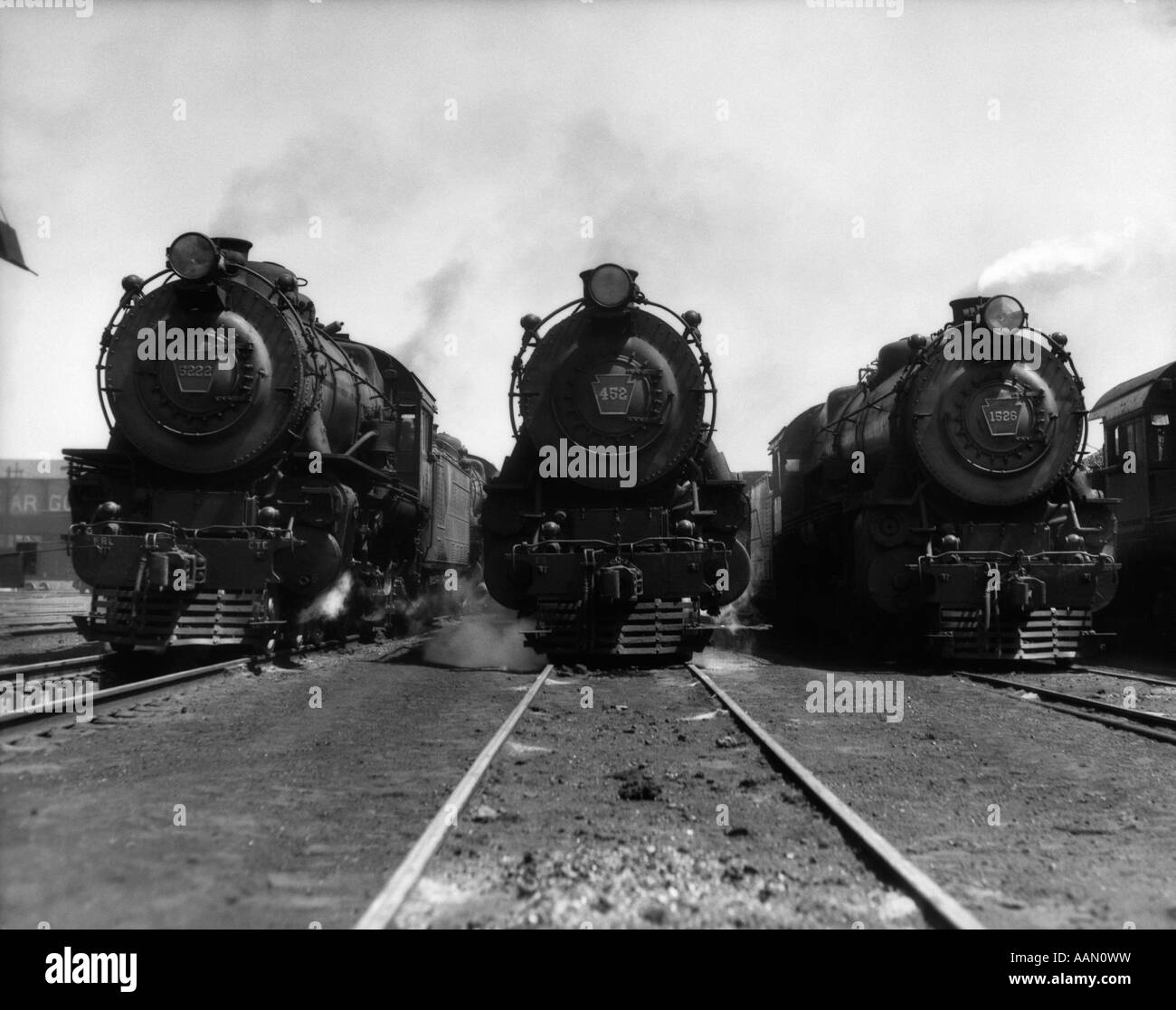 1930s con testa COLPO DI TRE MOTORE A VAPORE TRENO LOCOMOTIVE SULLE VIE Foto Stock