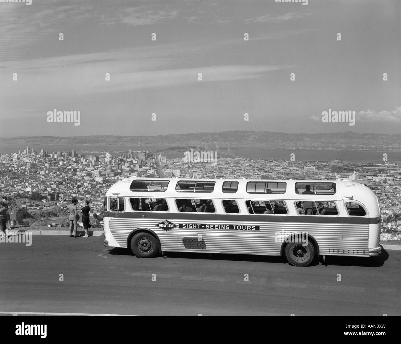 Anni Cinquanta SIGHTSEEING TOUR BUS parcheggiato a Twin Peaks PER LA VISTA DI SAN FRANCISCO & BAY AREA Foto Stock