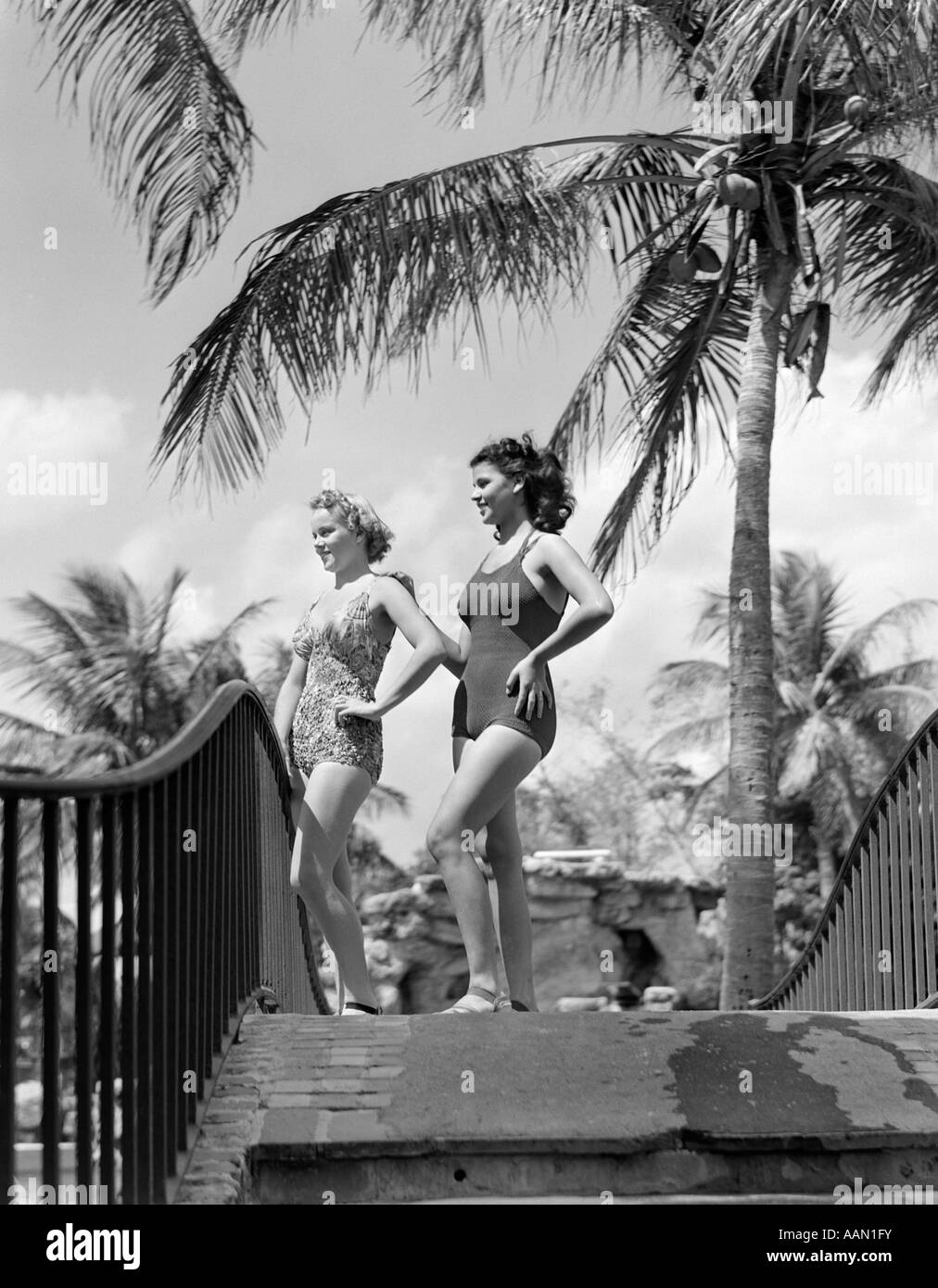 1930s 1940s 2 donne in posa costume adatta a Palm Tree alberi di palme tropicale tropici Foto Stock