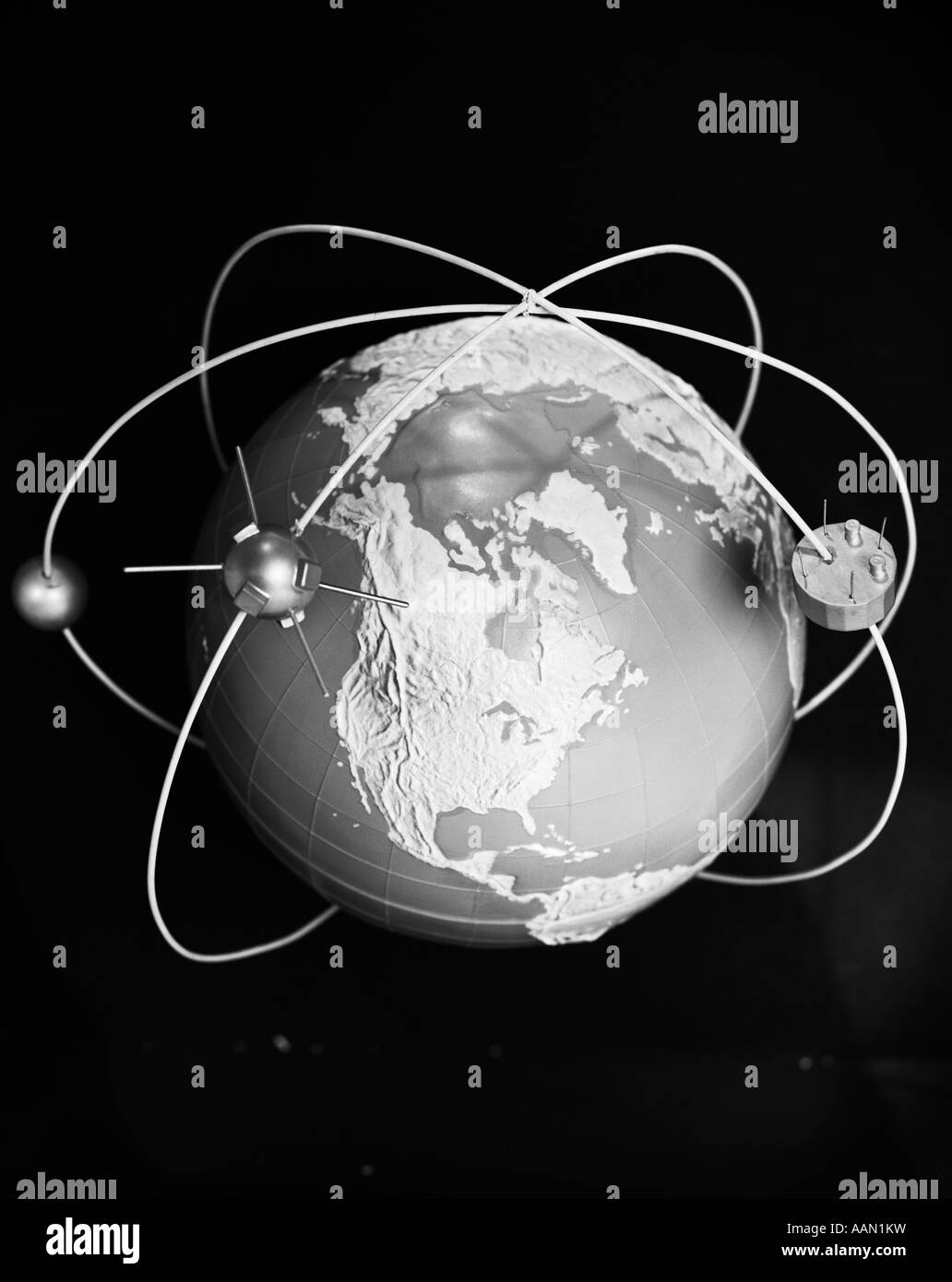 1960s modello di terra con tre satelliti in orbita Foto Stock