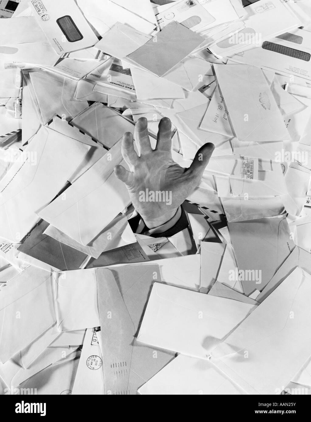 Anni Cinquanta MAN MANO FUORI DELLA PILA DI BOLLETTE DI POSTA LETTERE annegamento Foto Stock