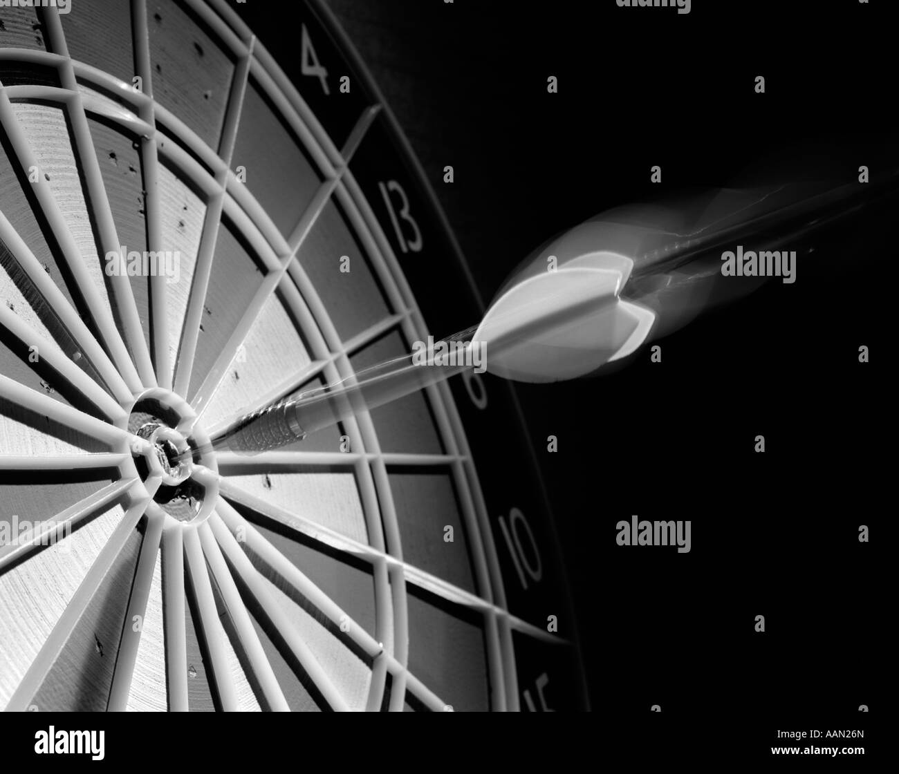 Anni Settanta battenti DART colpendo bull-eye sul bersaglio freccette speciale effetto sfocato simbolica azione close-up Foto Stock