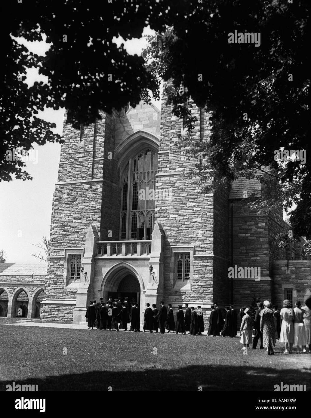 Negli anni trenta la linea dei laureati il deposito in pietra grande edificio del campus Foto Stock