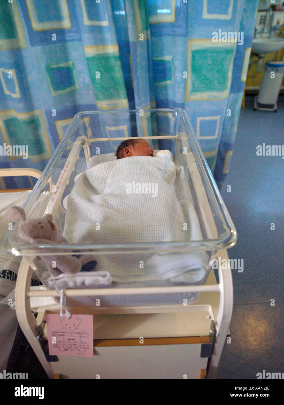 Salisbury Wiltshire, Inghilterra Salisbury Hospital neonato nel reparto di maternità Foto Stock
