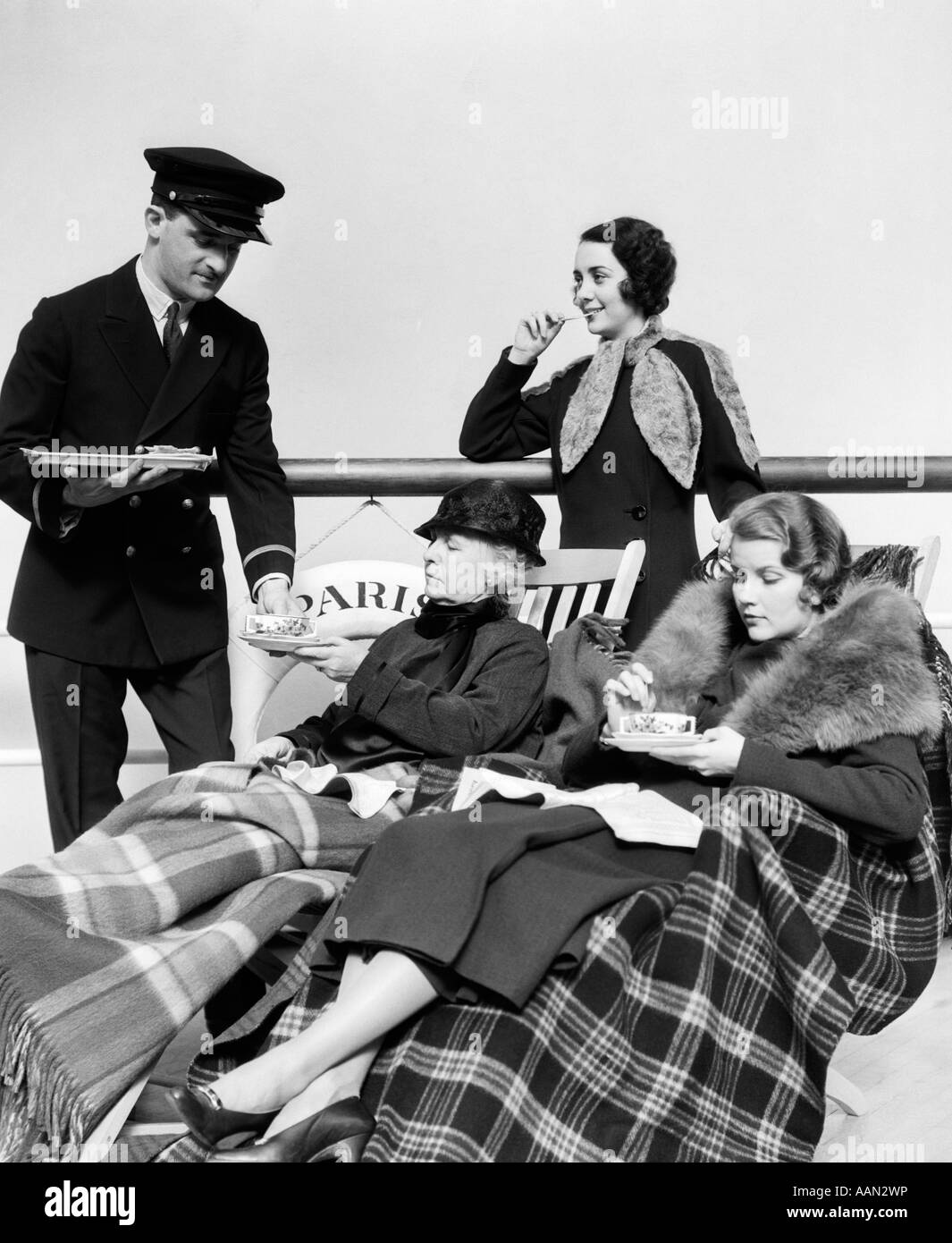 1930s 1920s tre donne viene servito il tè da uno Steward A BORDO UN ocean liner attraversando l'OCEANO ATLANTICO Foto Stock