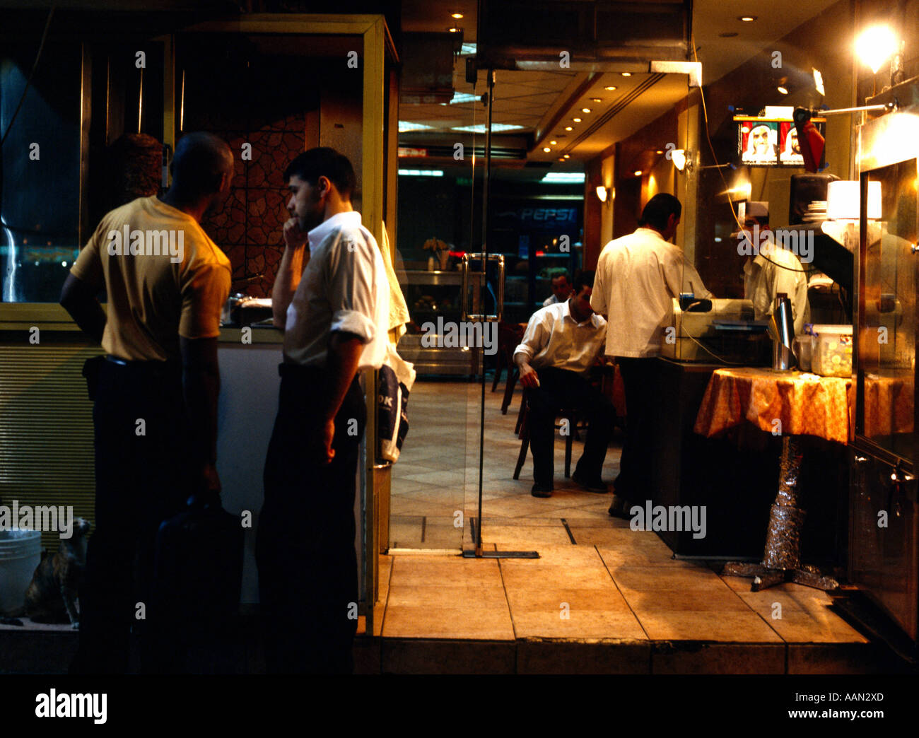 Dubai EMIRATI ARABI la rottura del digiuno dopo il Ramadan persone mangiare di notte Foto Stock