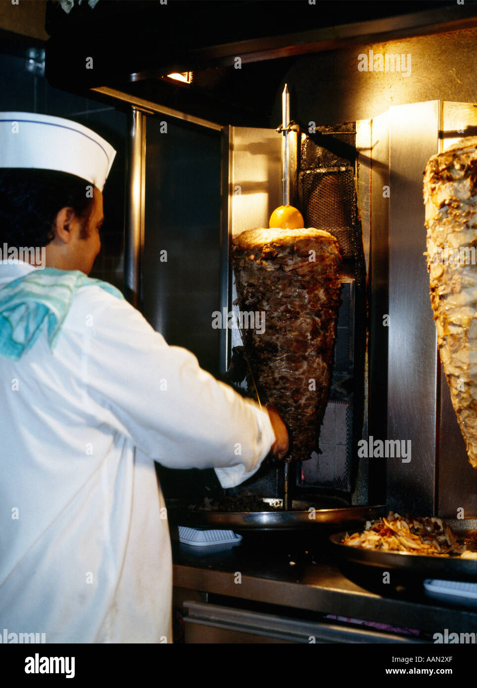 Dubai EMIRATI ARABI la rottura del digiuno dopo il Ramadan uomo Carving Döner Kebab carne Foto Stock