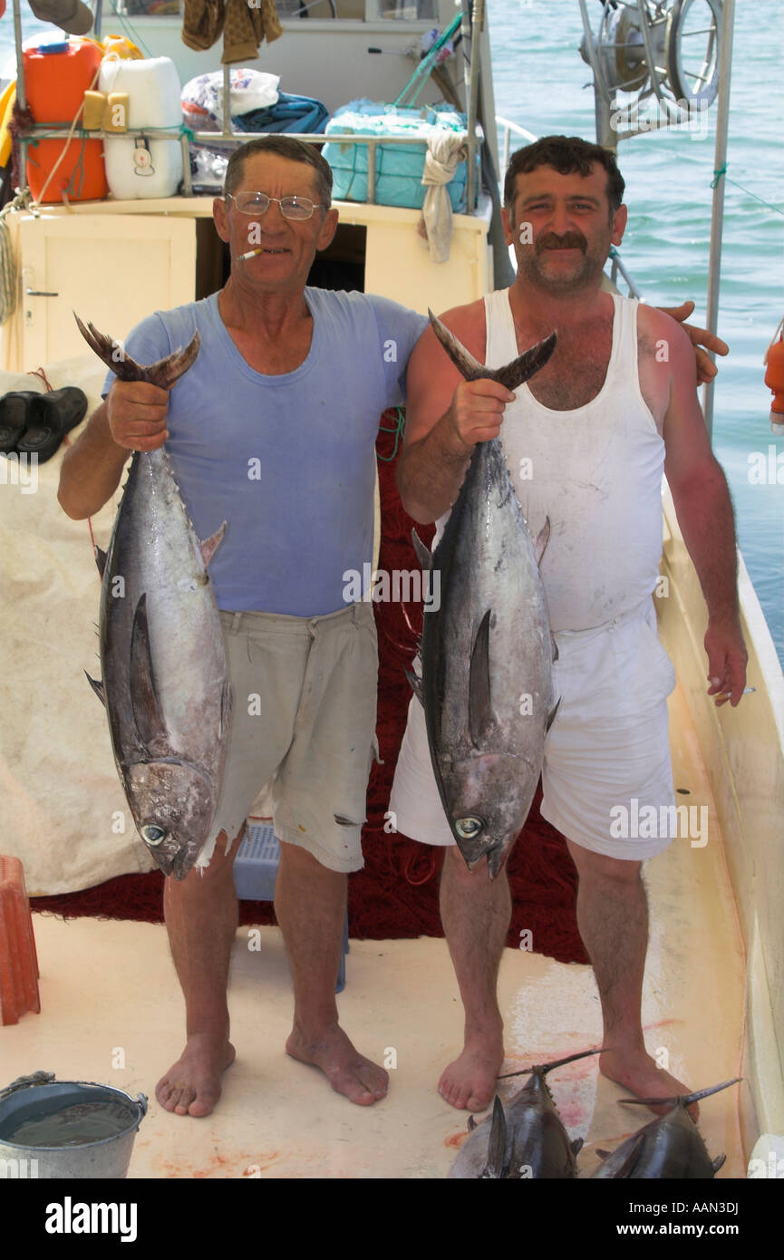 I pescatori con le loro catture di tonno. Foto Stock