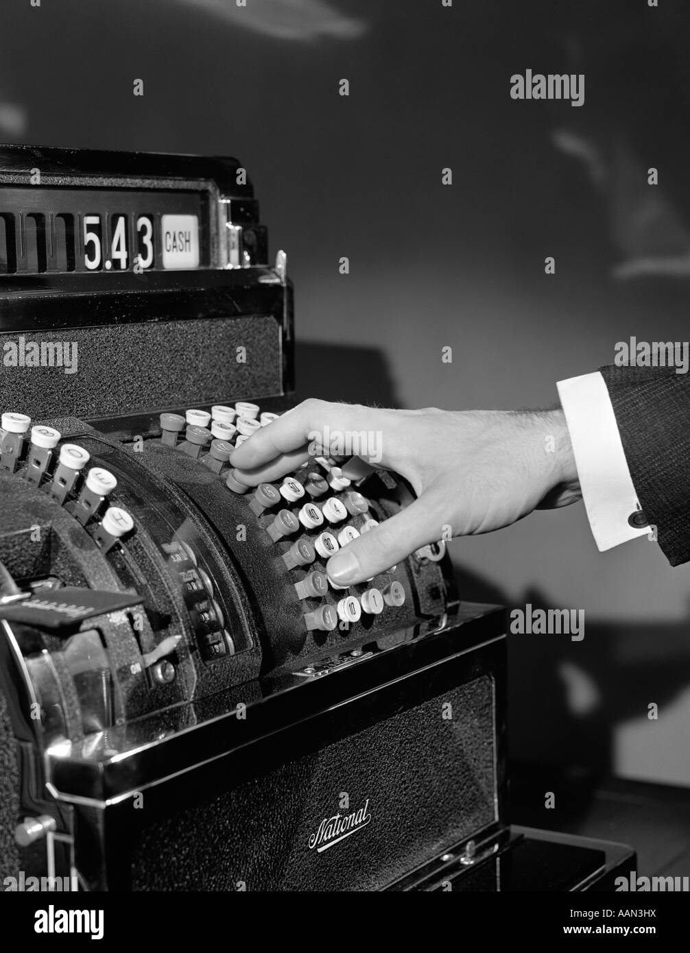 1930s 1940s MAN MANO PREZZO spingendo i pulsanti sul registratore di cassa Foto Stock