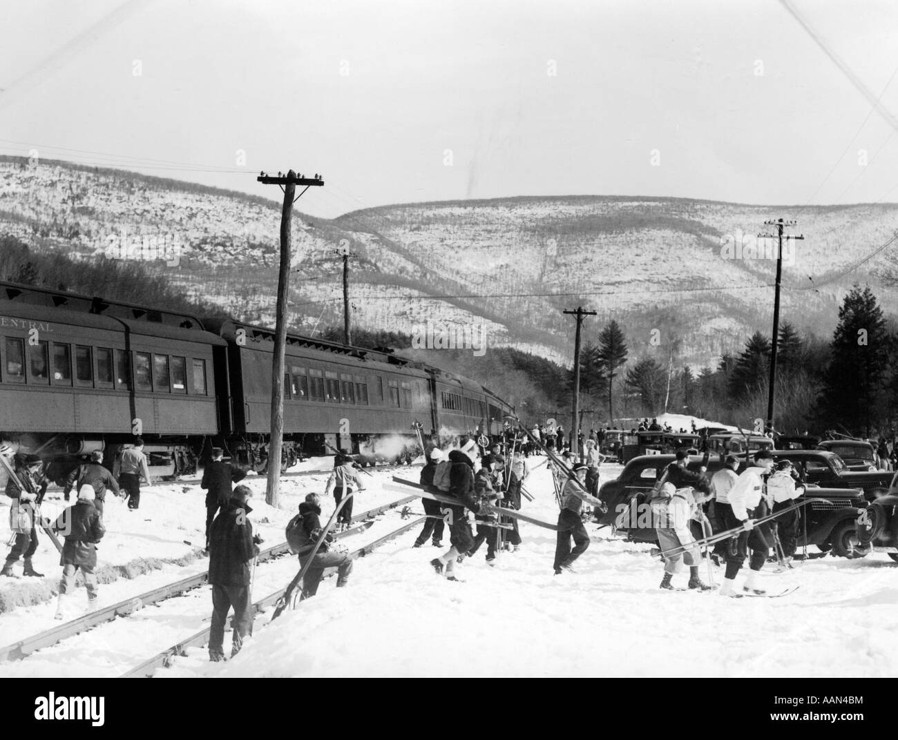 Negli anni quaranta gruppi di persone che trasportano le attrezzature da sci dal passeggero binari del treno STAZIONE SCIISTICA BEAR MOUNTAIN NEW YORK STATI UNITI D'AMERICA Foto Stock