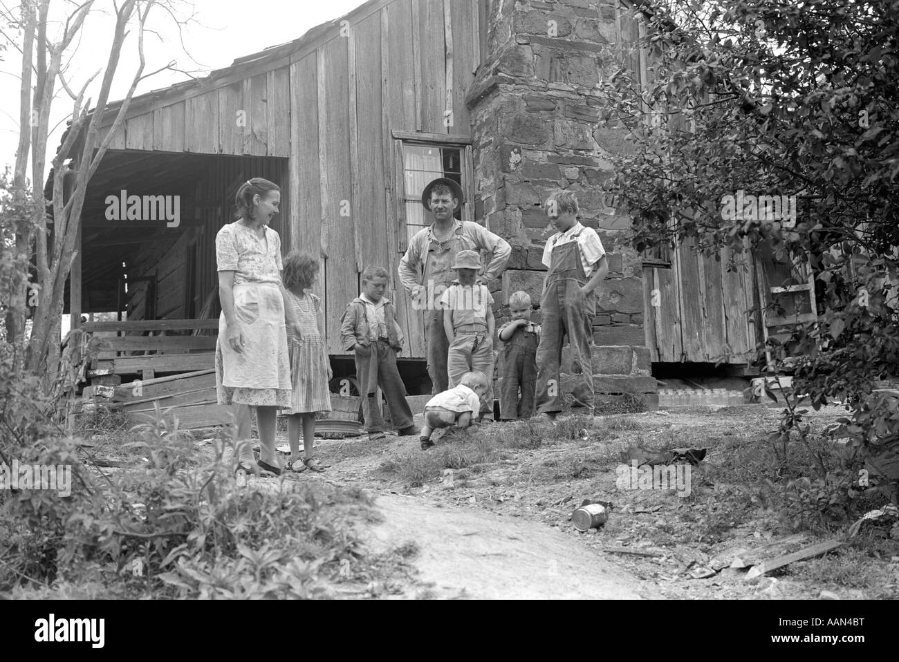 1930s RURAL maso di montagna famiglia Pioneer madre padre sei giovani bambini Foto Stock