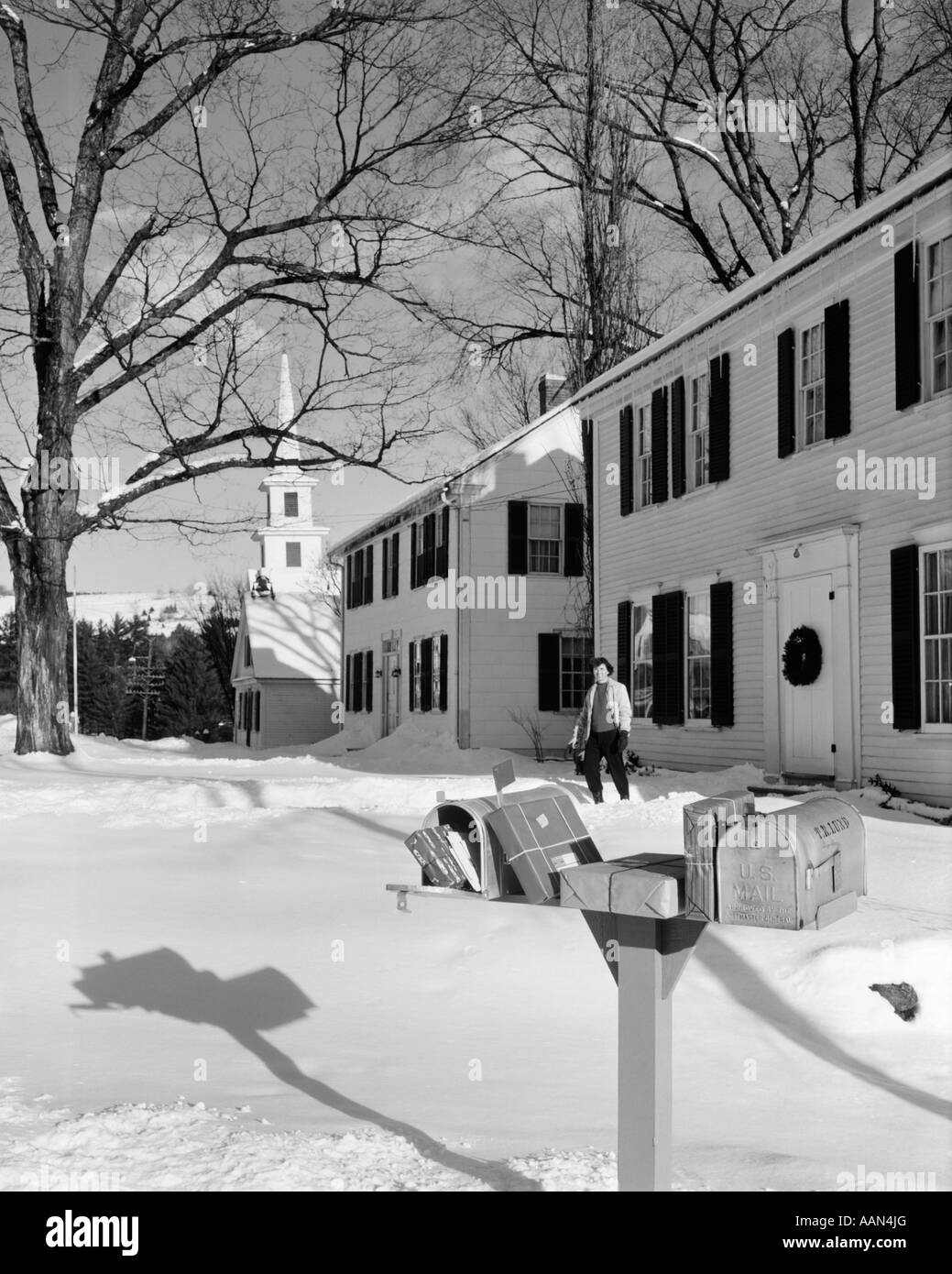 Negli anni sessanta la cassetta postale rurale nella parte anteriore della casa nella neve impilate con Doni di natale Foto Stock