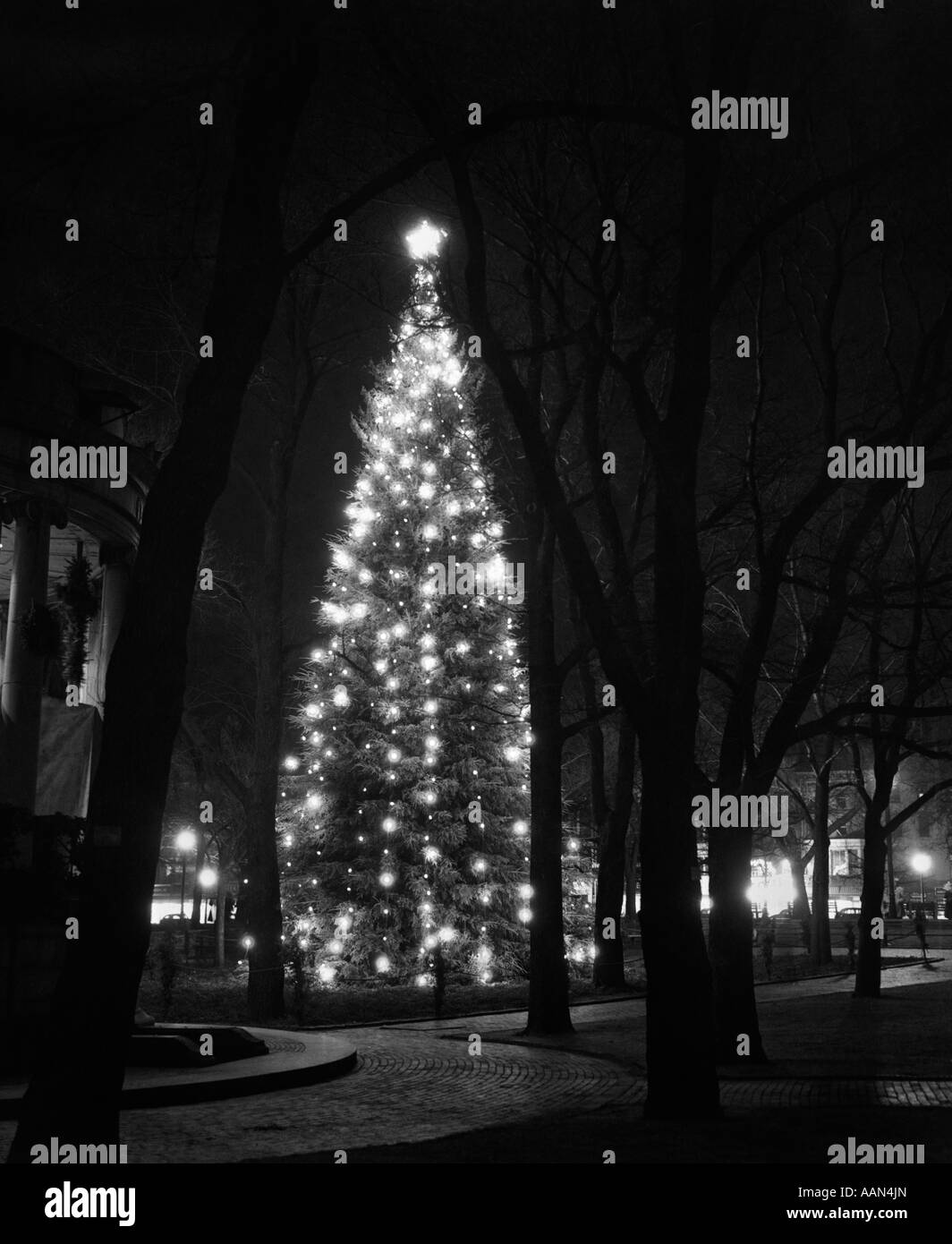 Degli anni Cinquanta di altezza albero di Natale illuminato nel centro della piazza cittadina Foto Stock