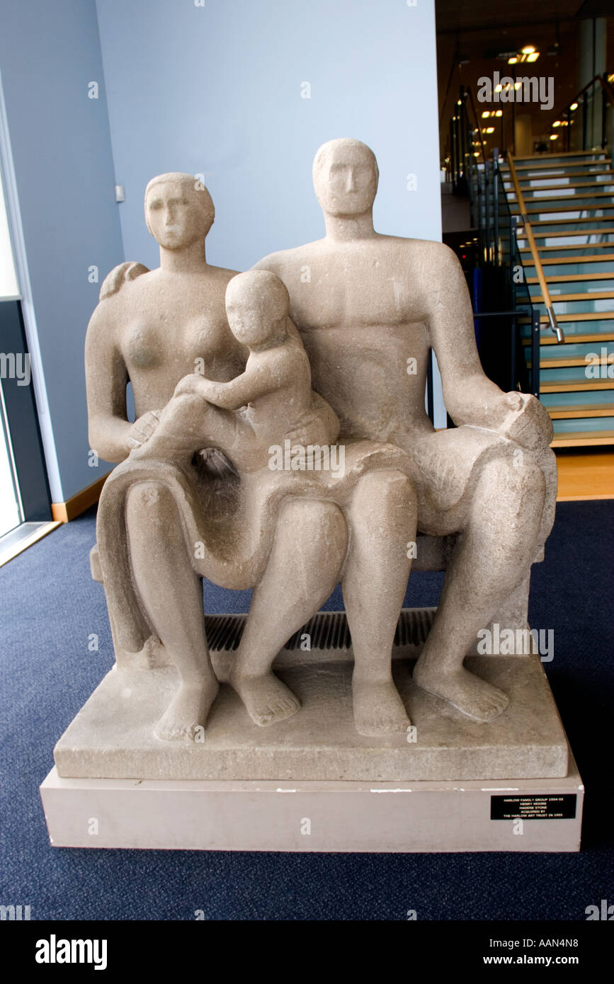 Henry Moore scultura di gruppo di famiglia in pietra hadene 1954 a Harlow Civic Center. Essex REGNO UNITO Foto Stock