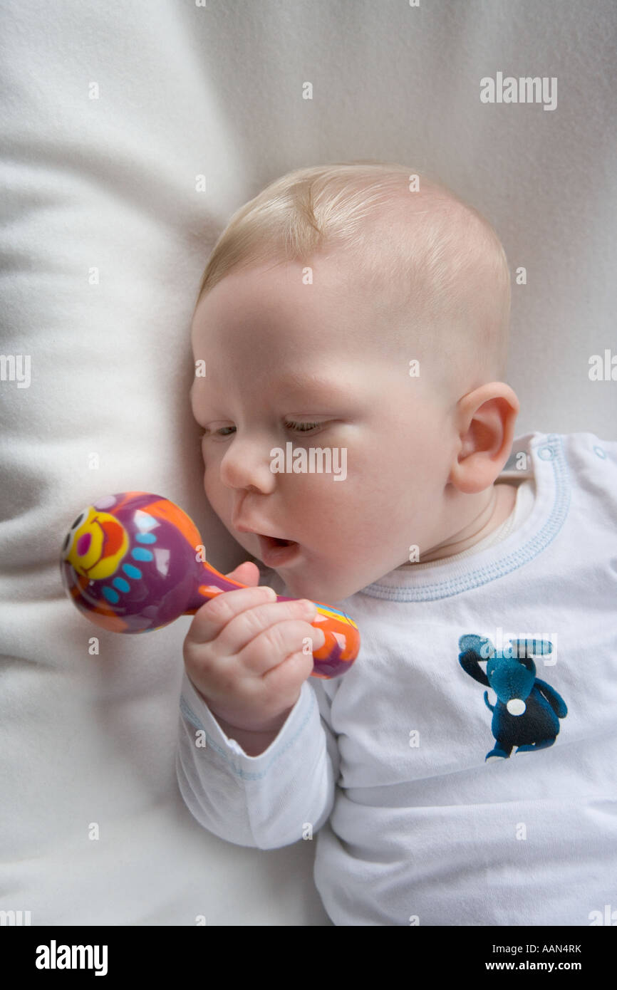 Baby guardando un sonaglio Foto Stock