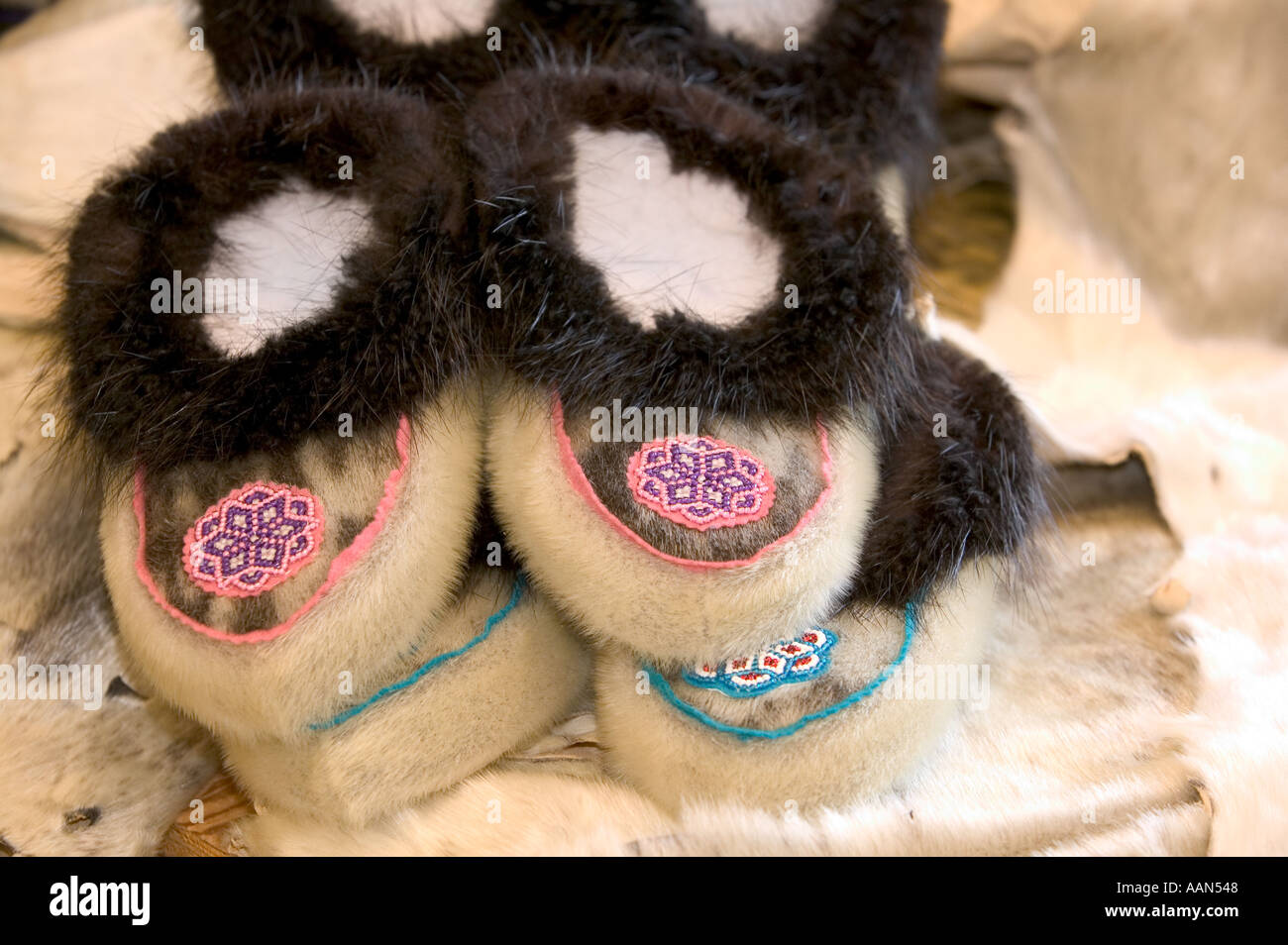 Mukluks tradizionale guarnizione eschimese pelle pantofole Foto stock -  Alamy