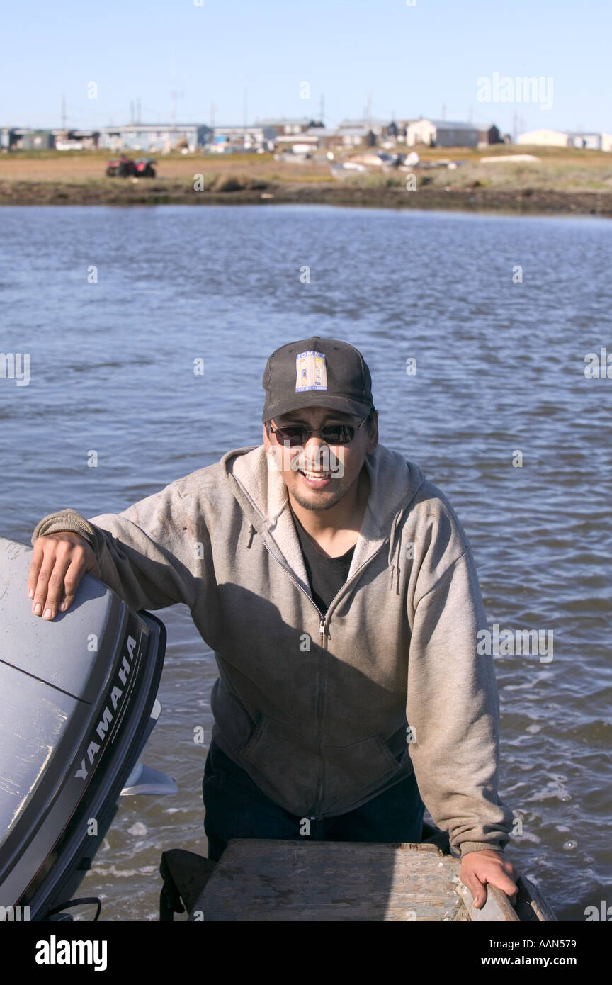 J J Weyiouanna spinto la sua barca fuori dall isola di Shishmaref per andare a caccia di un'isola eschimese comunità la cui esistenza e modo di l Foto Stock