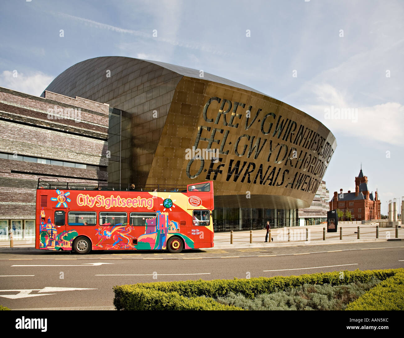 Millennium Dome e Edificio Pierhead con un double decker sightseeing tour bus per la Baia di Cardiff Wales UK Foto Stock