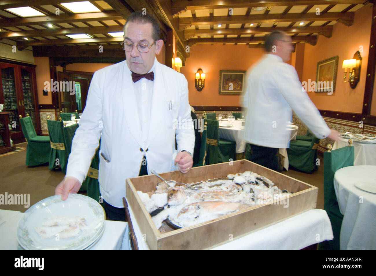 I camerieri in Restaurante El Faro, Cadice, Andalusia, Spagna Foto Stock