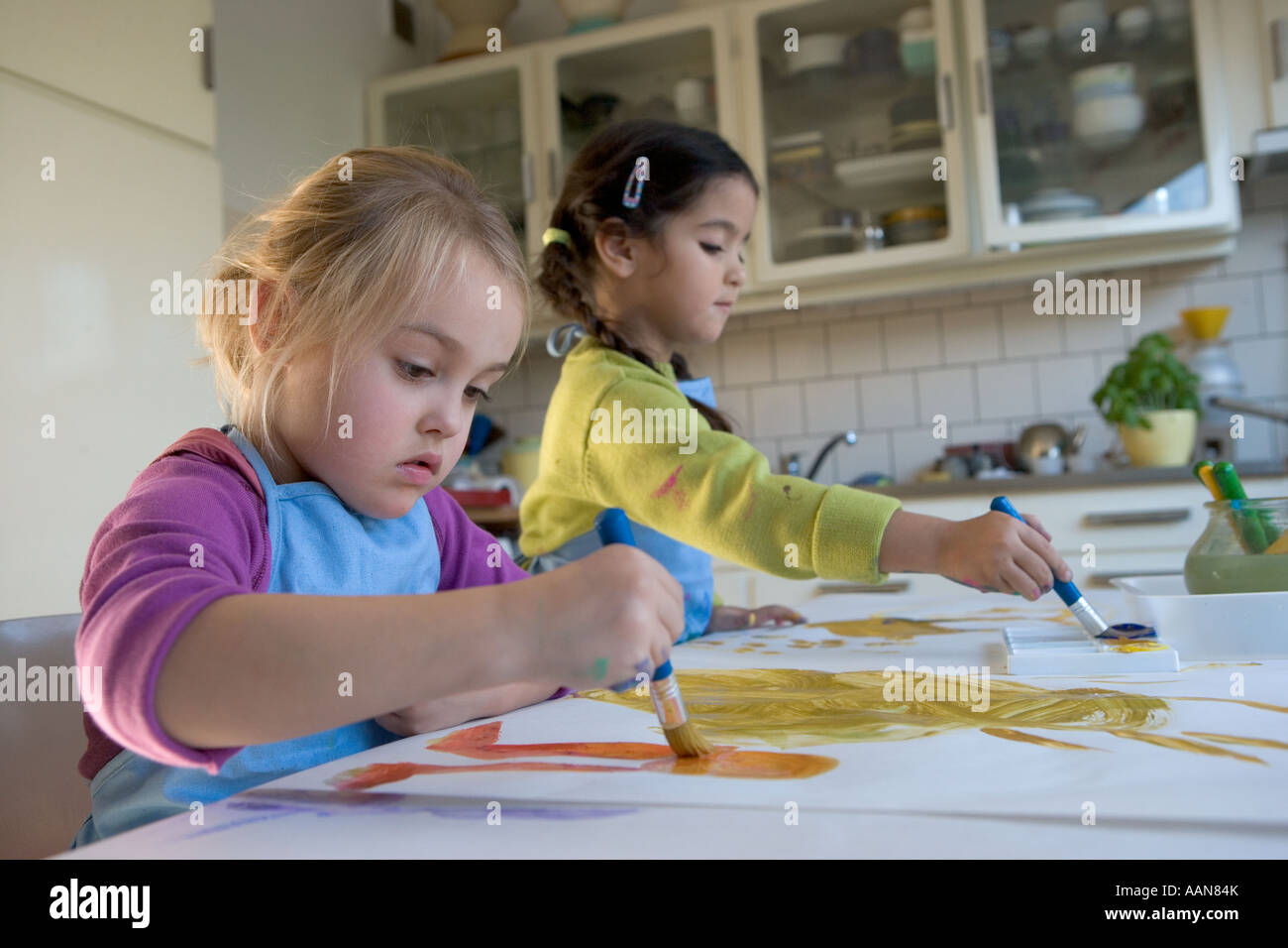 Due bambine sono la realizzazione di una verniciatura Foto Stock