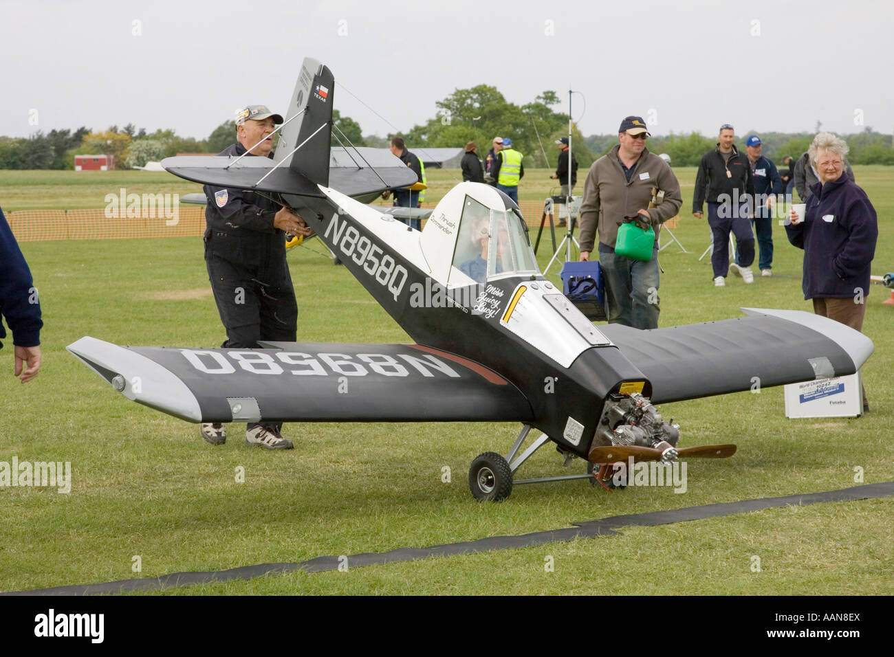 Molto grandi aeromodelli telecomandati a Rougham Airfield, Suffolk, Regno Unito Foto Stock